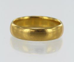 22ct yellow gold antique wedding ring, court profile, 5mm wide, hallmarked Birmingham 1919, finger