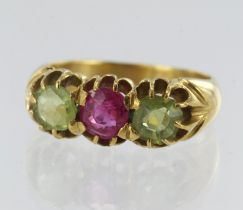 Yellow gold (tests 22ct) synthetic ruby and peridot trilogy ring, syn. ruby measures approx. 6mm,
