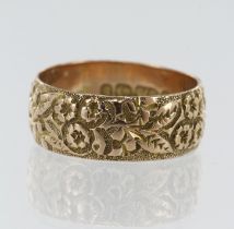 9ct yellow gold Victorian floral patterned wedding ring, width approx. 8mm, hallmarked Birmingham