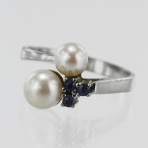 White gold (tests 9ct) sapphire and pearl dress ring, two cultured pearls principle measures approx.