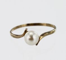 9ct yellow gold pearl ring, one 5.5mm cultured pearl, finger size M/N, weight 1g.