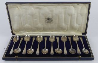 Teaspoons. Set of twelve silver teaspoons, hallmarked 'G&SCoLtd, London 1926 / 1927' (Goldsmiths &