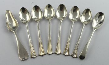 Mixed lot of silver flatware, comprising six Onslow pattern silver teaspoons hallmarked WD Birm