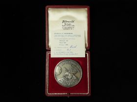 British / USA Commemorative Medal, hallmarked sterling silver d.51mm, 70.82g: Apollo 11 (moon