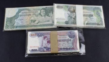 Cambodia (300), 1000 Riels circa 1972 (100) full bundle of consecutively numbered notes (TBB B117,