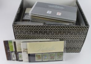 GB - Presentation Packs (approx 227) in black box. Including 26x short format, others late 1990's to