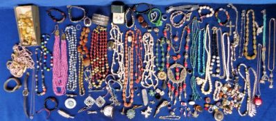 Jewellery, a collection of 100+ items of costume jewellery to include necklaces, bracelets, rings,