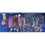 Jewellery, a collection of 100+ items of costume jewellery to include necklaces, bracelets, rings,