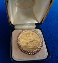 Gold Sovereign Ring, 1928 dated full Sovereign George V coin mounted in lattice effect hallmarked