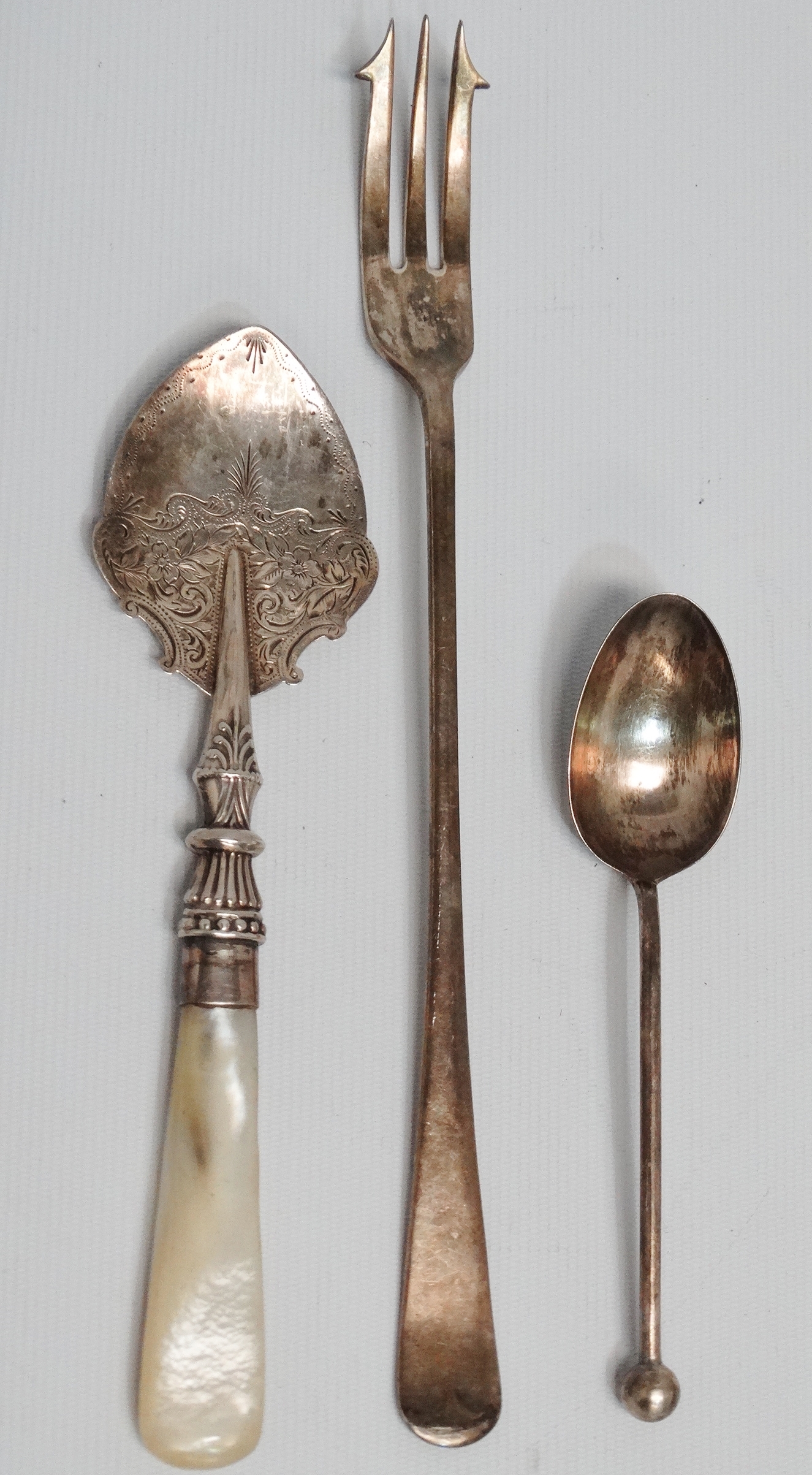 A silver jam spoon with mother-of-pearl handle - Birmingham 1886, the blade with foliate - Image 3 of 3