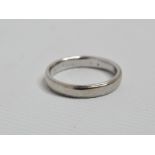 A 9ct white gold wedding band - with milled edge, size J/K, weight 2.5g.