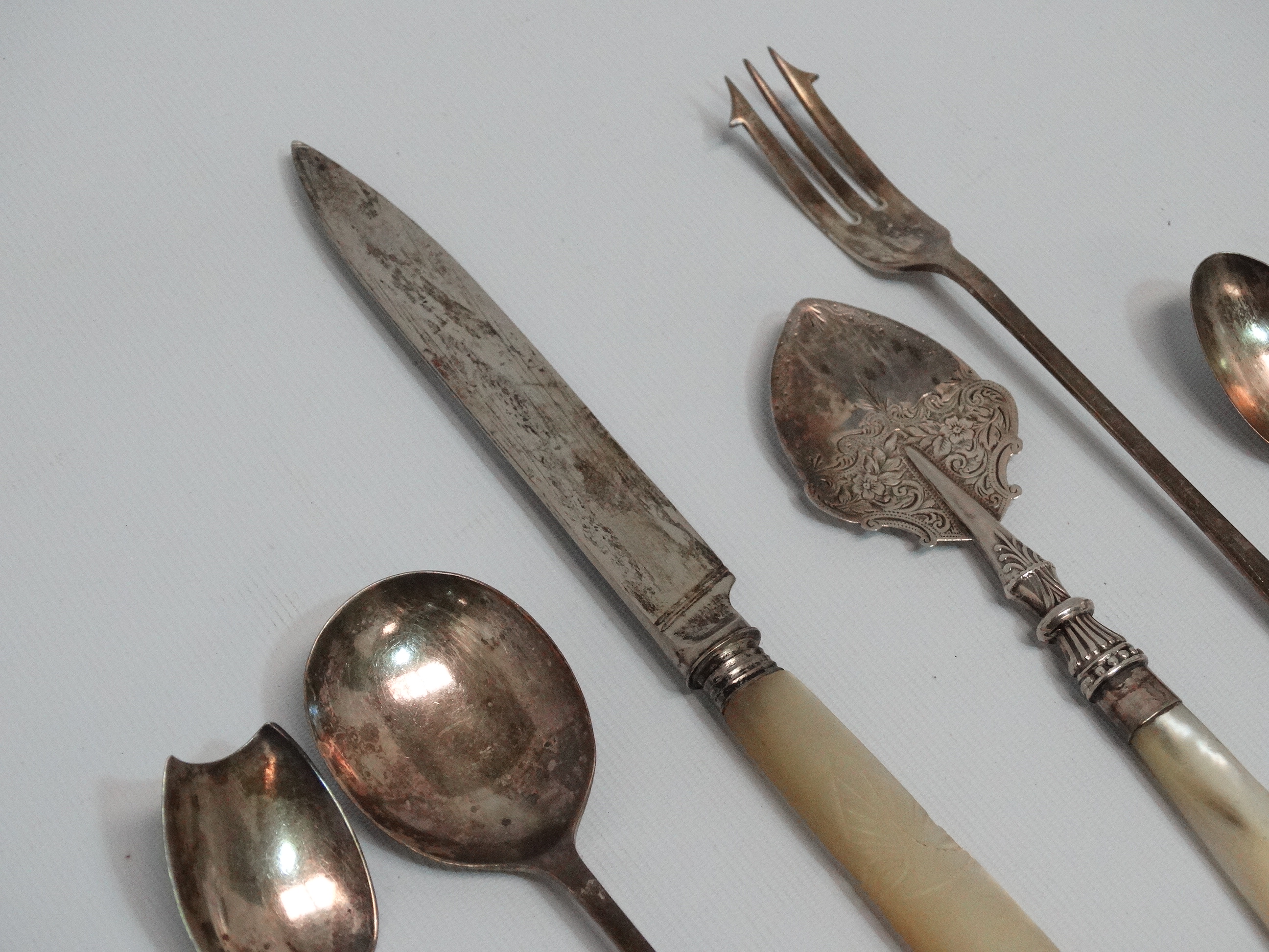 A silver jam spoon with mother-of-pearl handle - Birmingham 1886, the blade with foliate - Image 2 of 3