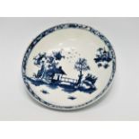 A Lowestoft saucer - long fence pattern, crica 1768, diameter 12cm