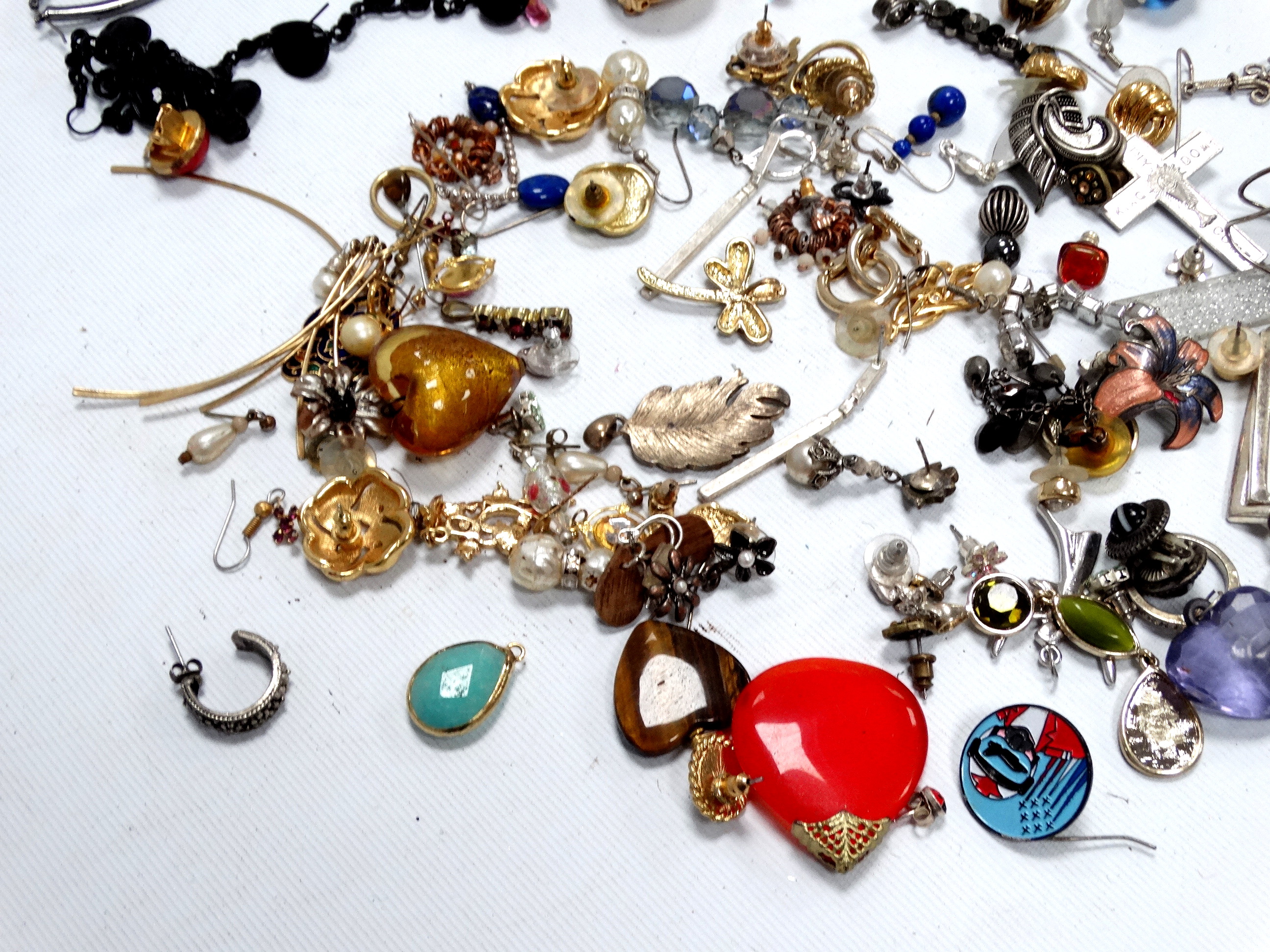 A bag of costume jewellery - to include some silver. - Image 2 of 8