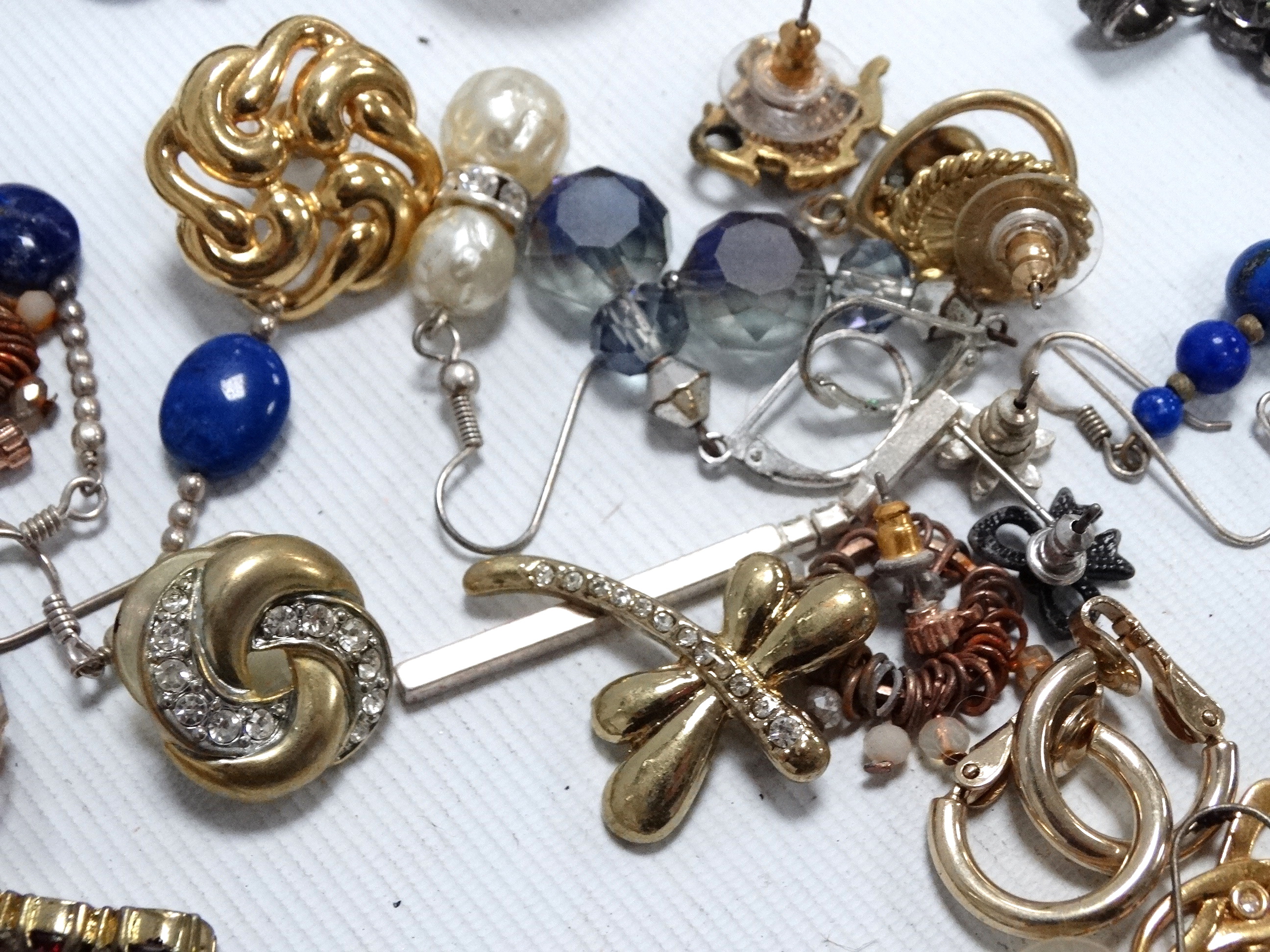 A bag of costume jewellery - to include some silver. - Image 8 of 8