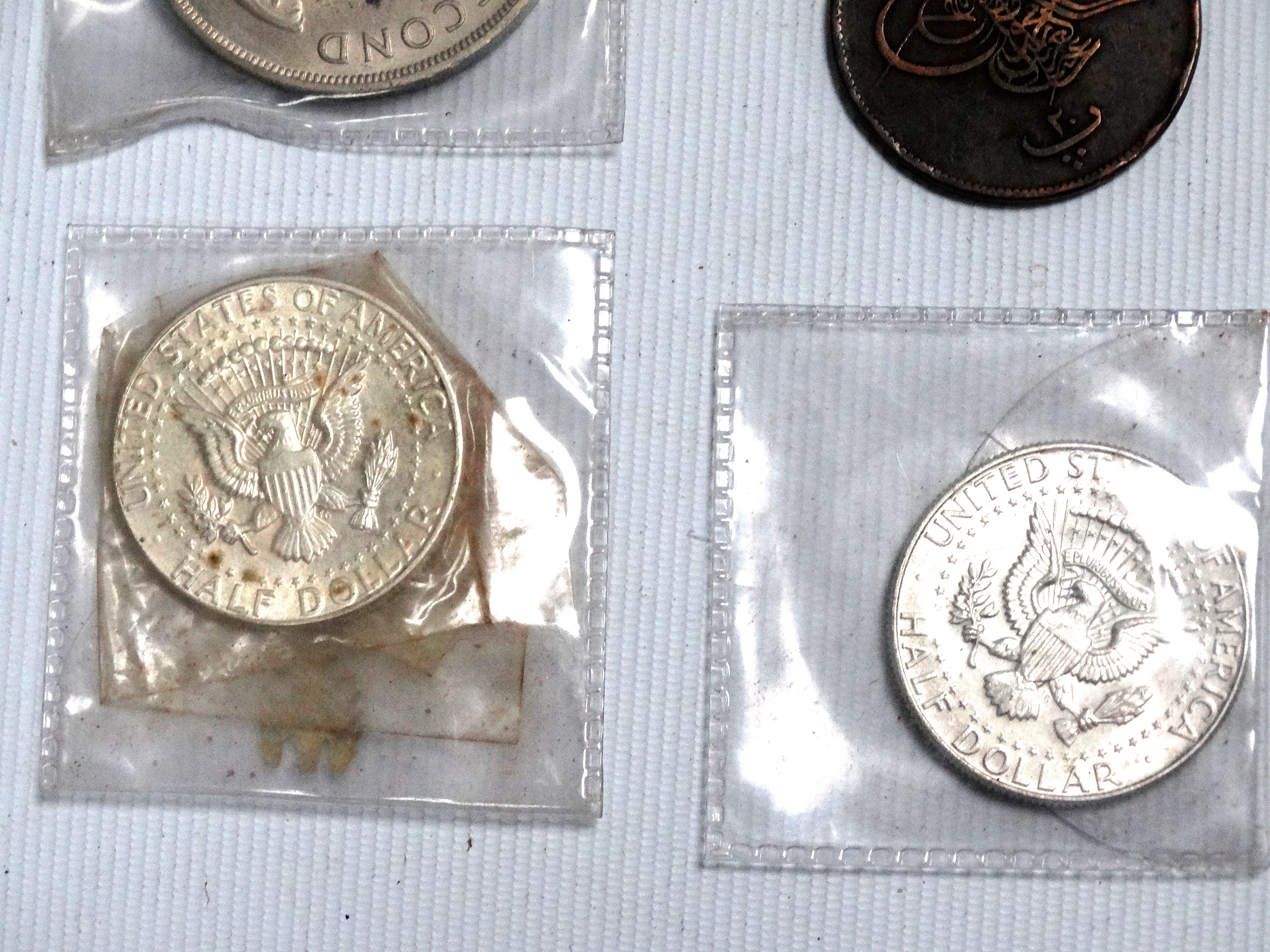 A quantity of Elizabeth II crowns - together with other commemorative coins and three Victorian 3d - Bild 3 aus 7