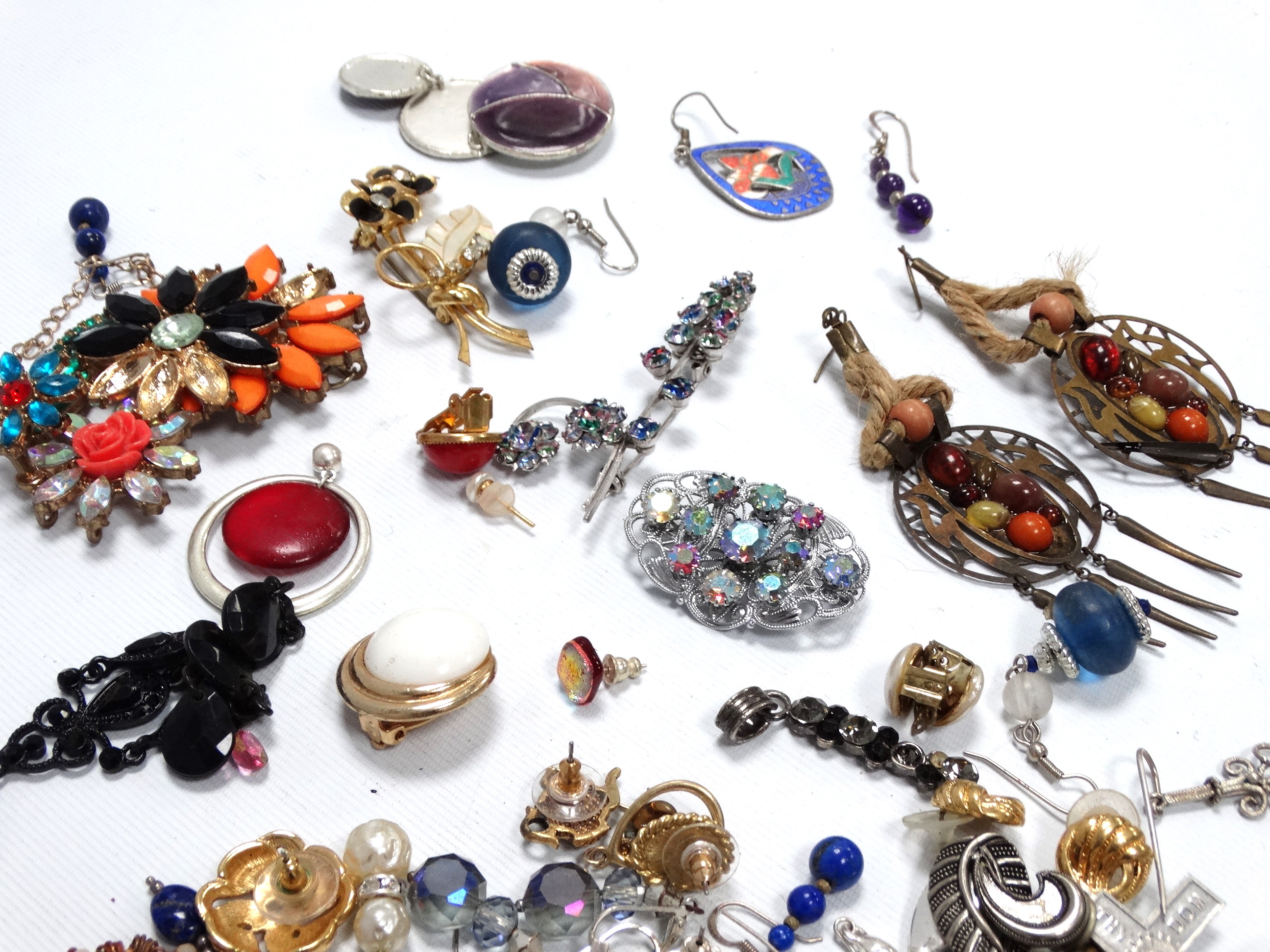 A bag of costume jewellery - to include some silver. - Image 4 of 8