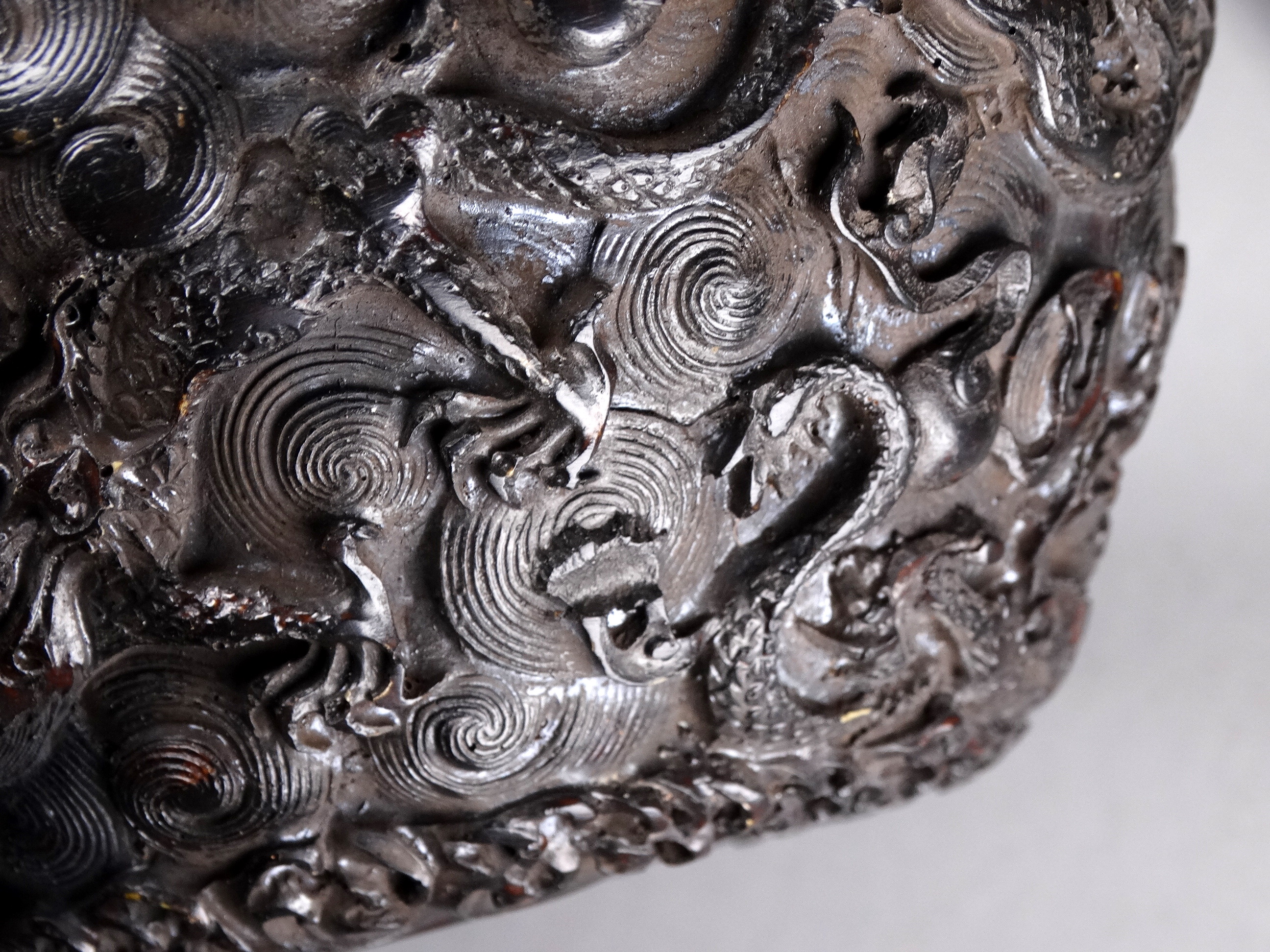 A Chinese bowl - the relief decoration showing dragons chasing a flaming pearl, diam. 15cm - Image 4 of 5