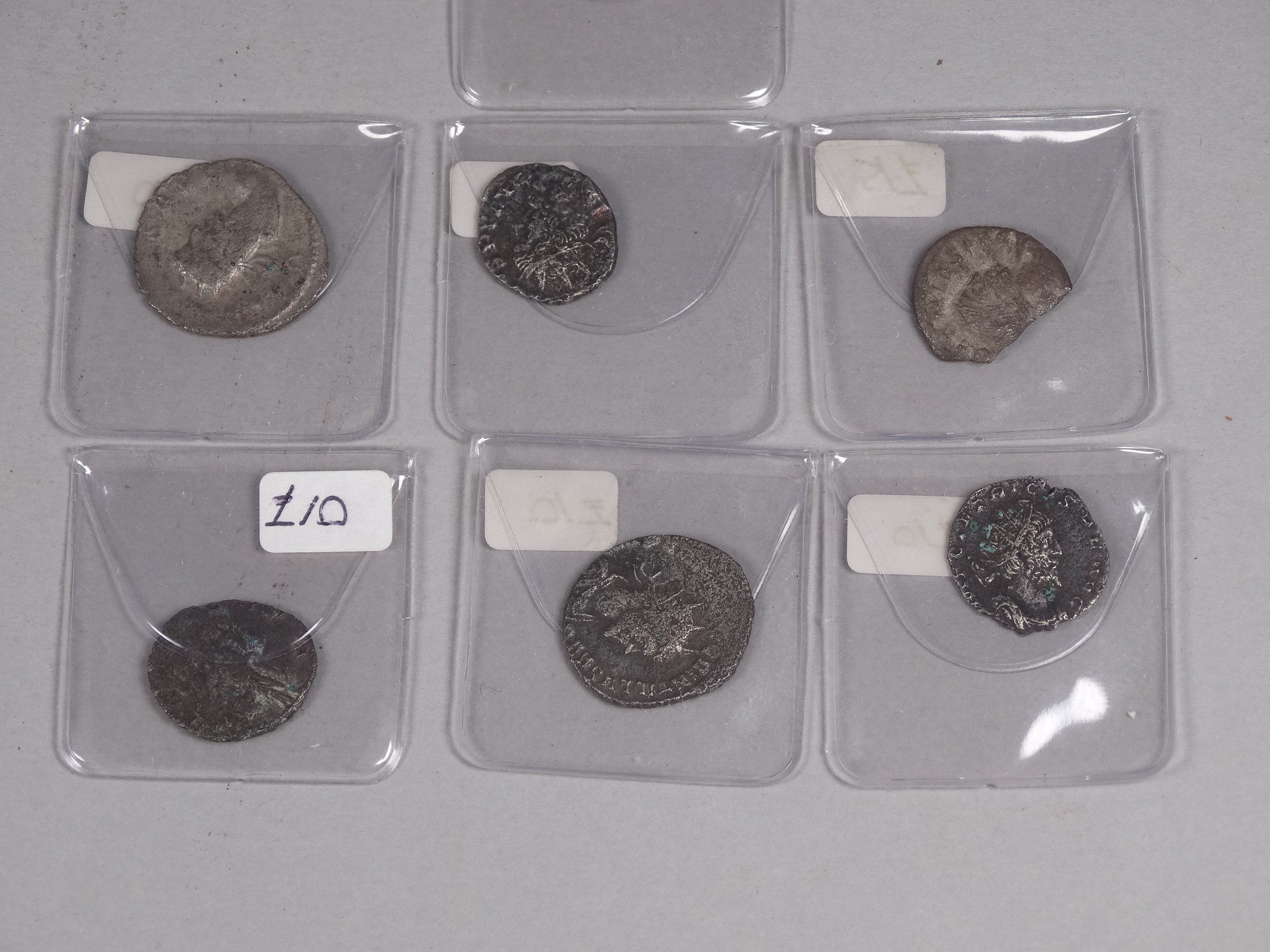 A collection of late Roman coins - mostly bronze with some silver - Bild 3 aus 4