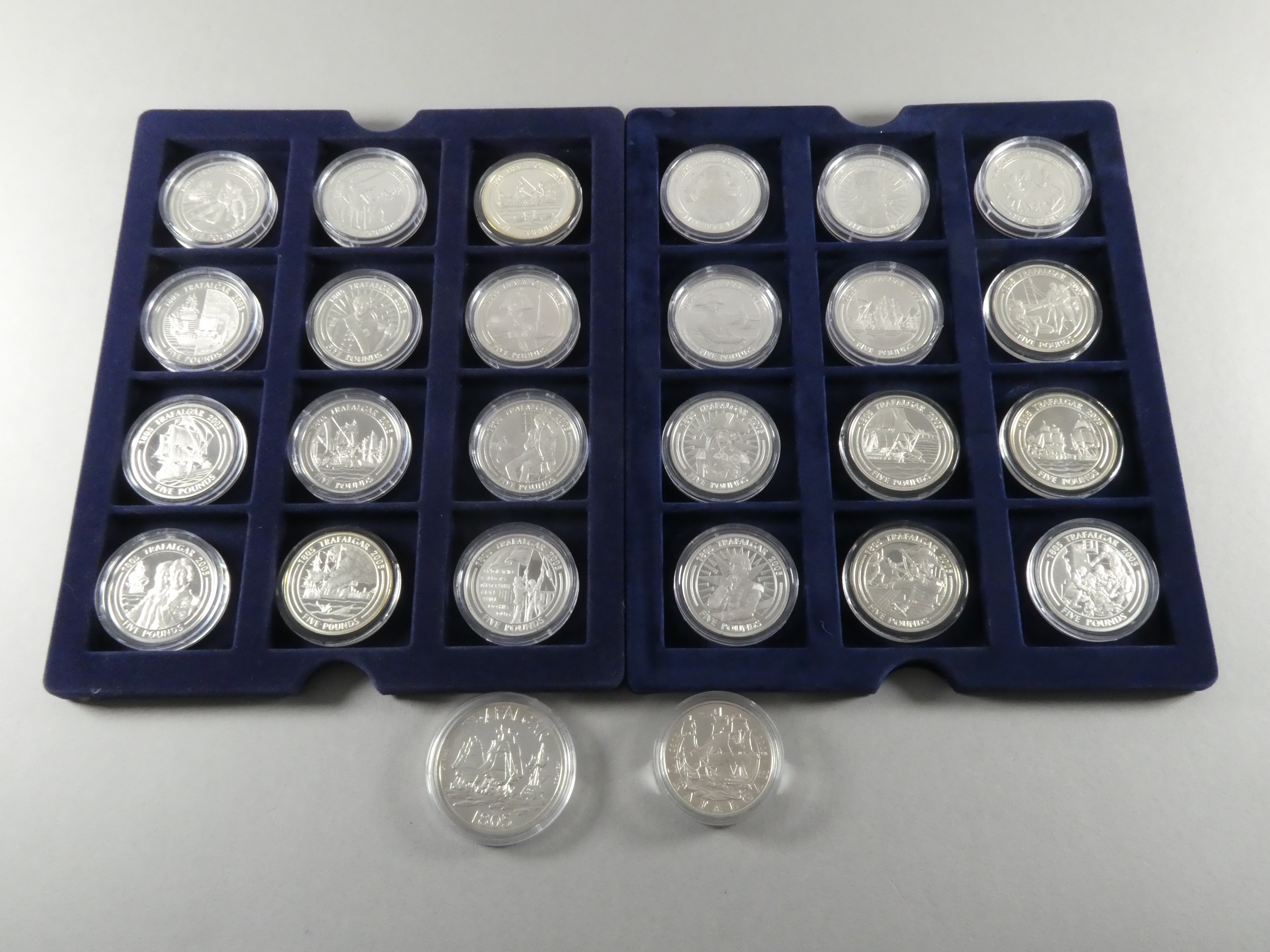 Twenty six silver bullion commemorative Trafalgar crowns - together with a one pound note. - Bild 5 aus 5