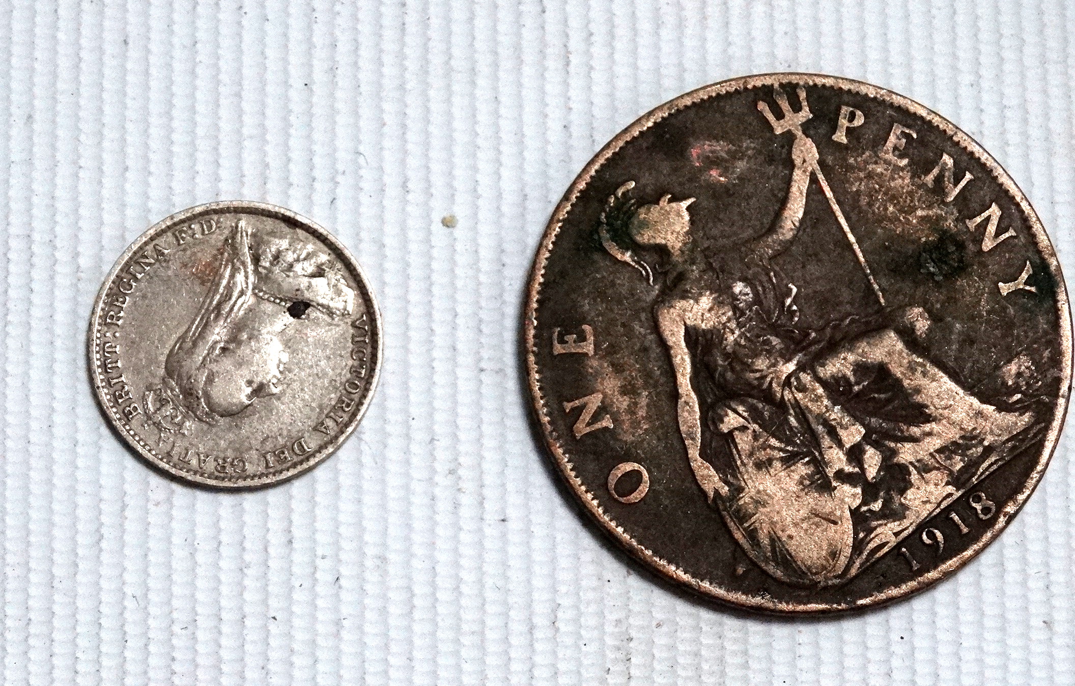 A quantity of Elizabeth II crowns - together with other commemorative coins and three Victorian 3d - Bild 5 aus 7