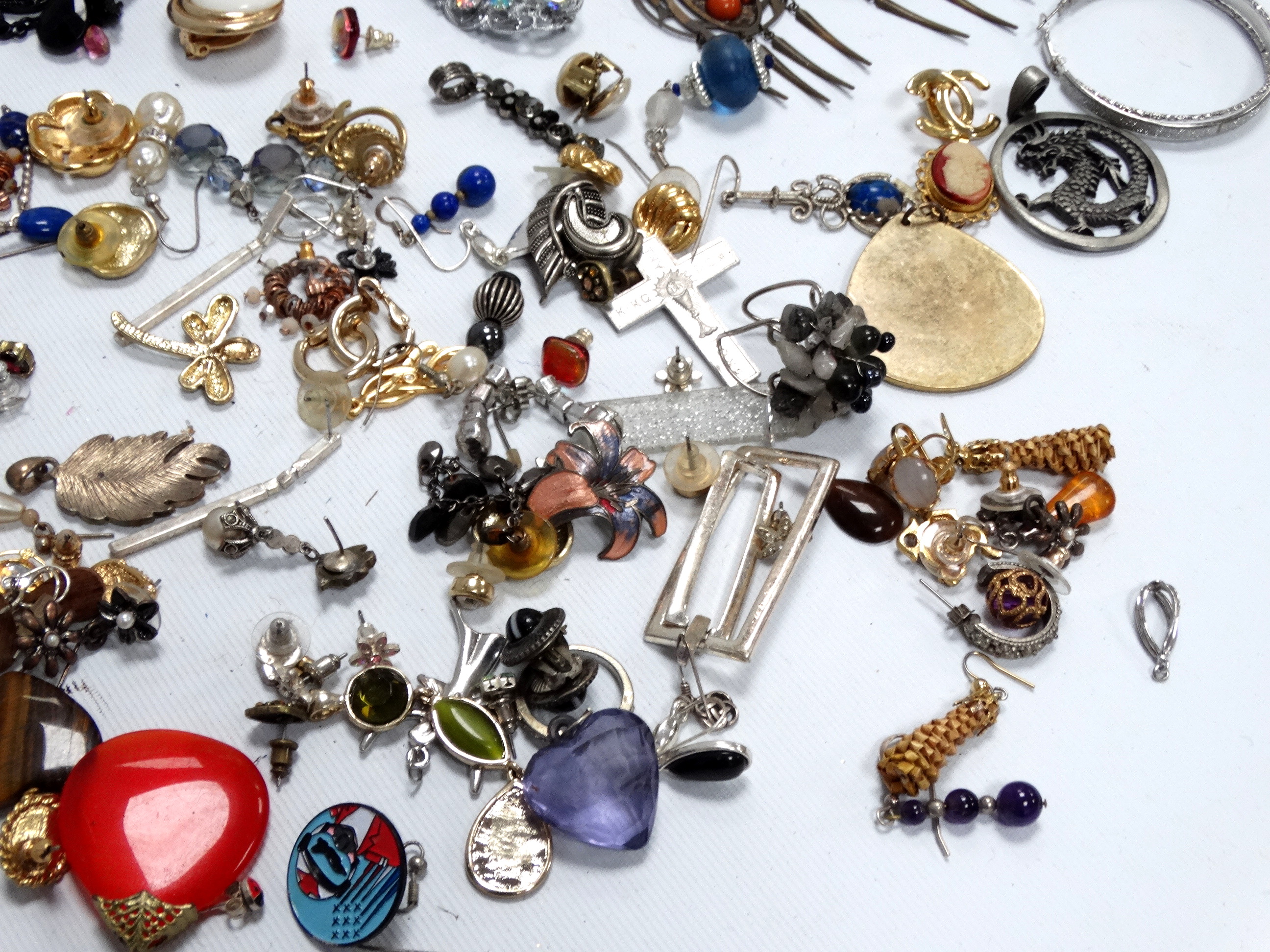 A bag of costume jewellery - to include some silver. - Image 3 of 8
