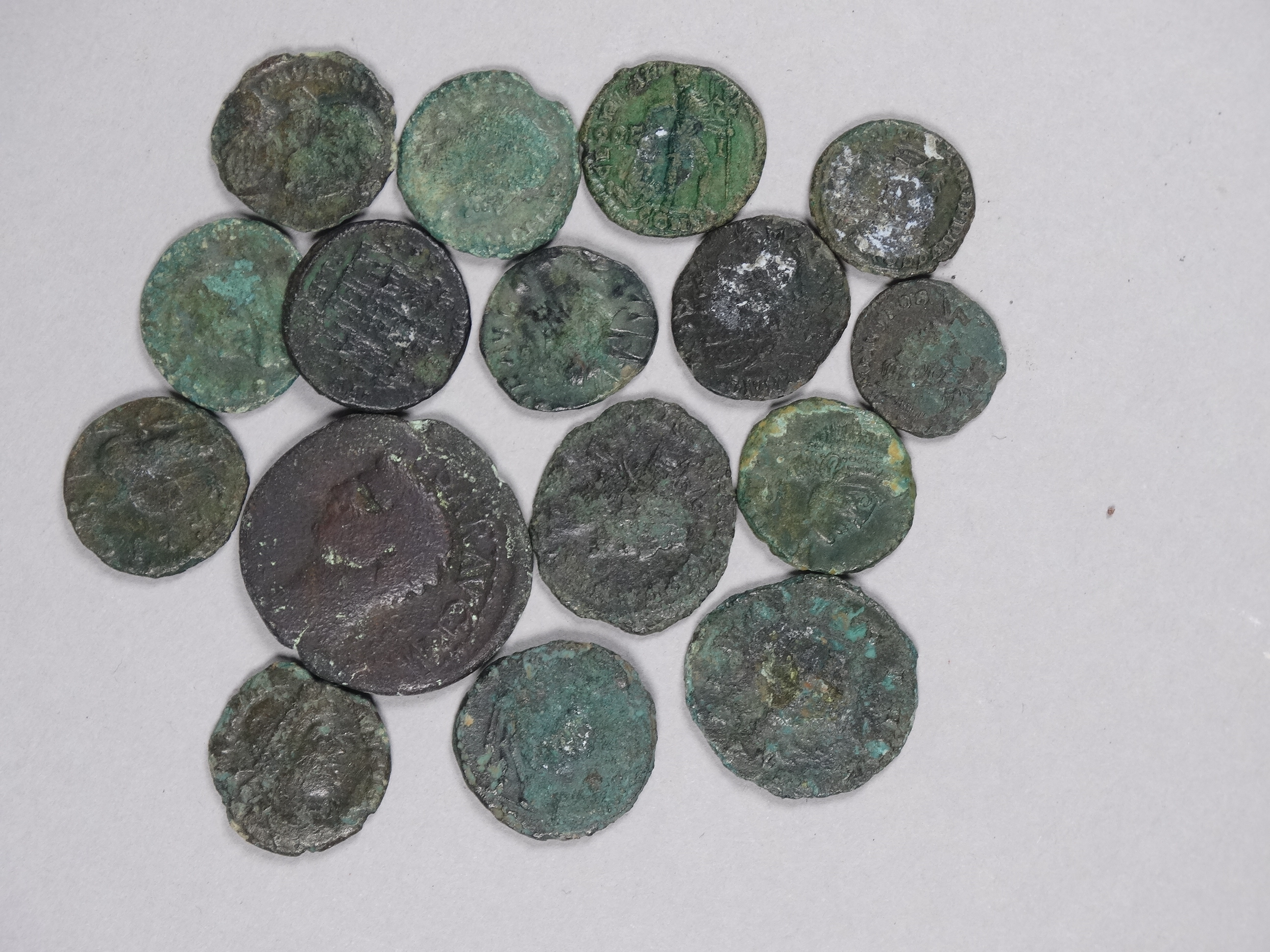 A collection of late Roman coins - mostly bronze with some silver - Bild 2 aus 4