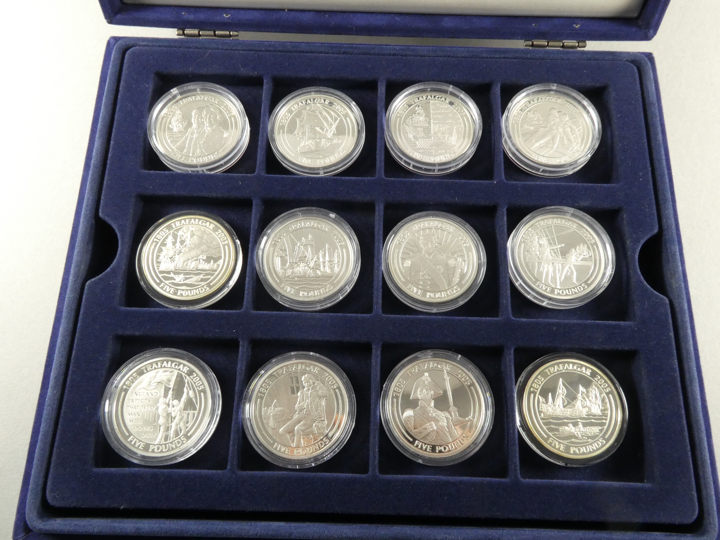 Twenty six silver bullion commemorative Trafalgar crowns - together with a one pound note. - Bild 2 aus 5