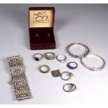 A quantity of silver jewellery - to include a gatelink bracelet, weight 62.7g.