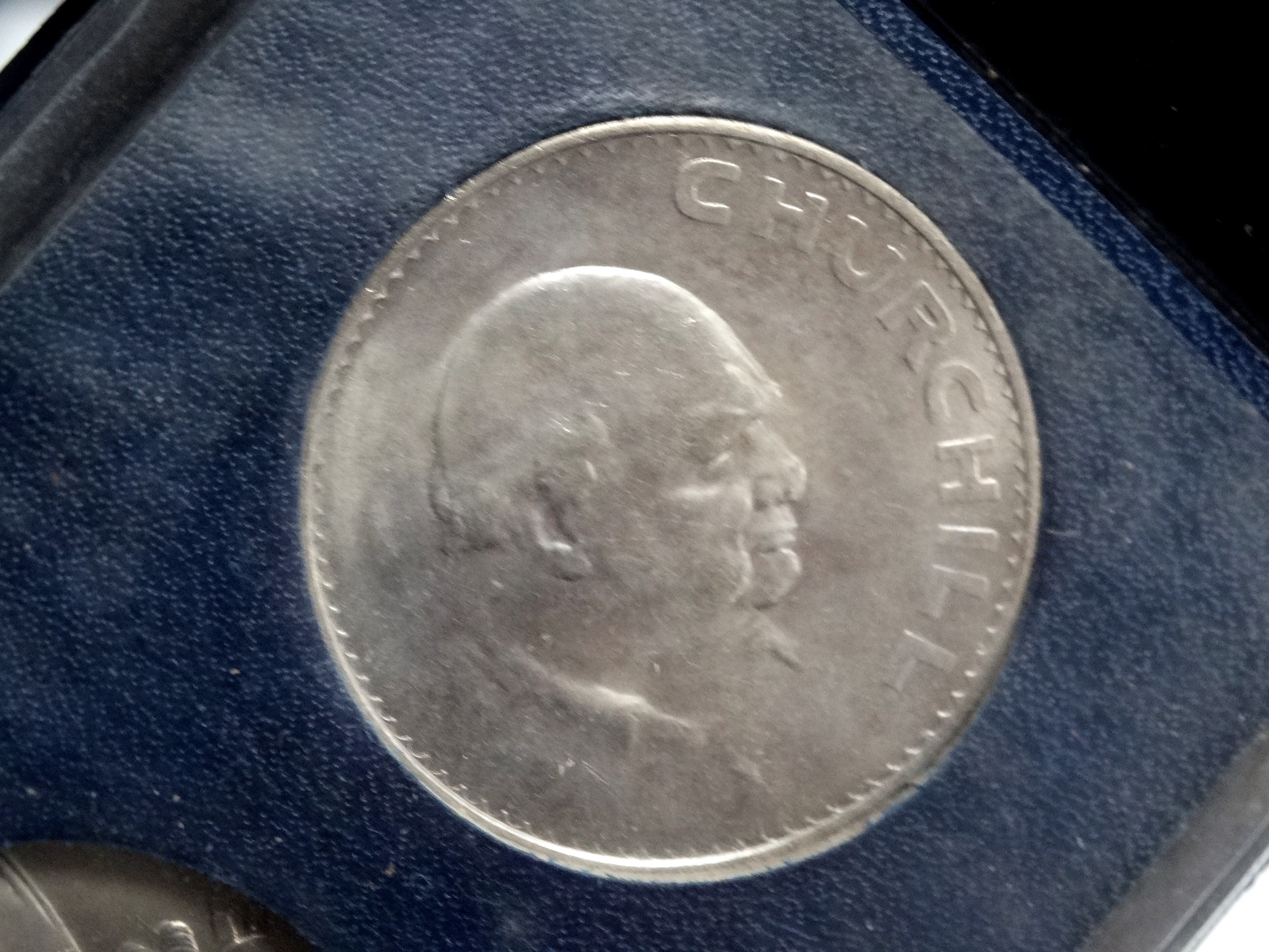 A quantity of Elizabeth II crowns - together with other commemorative coins and three Victorian 3d - Bild 6 aus 7