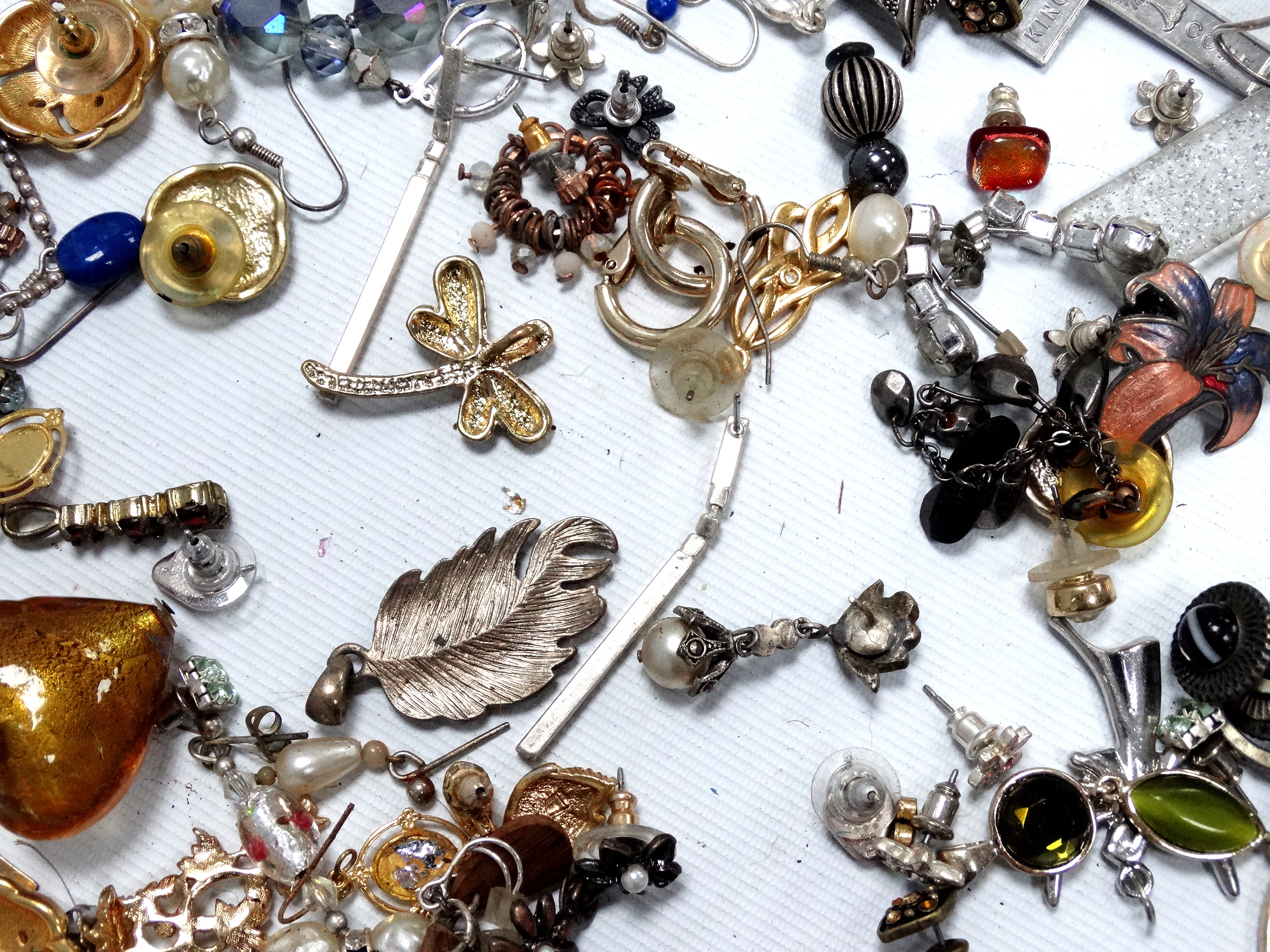 A bag of costume jewellery - to include some silver. - Image 6 of 8