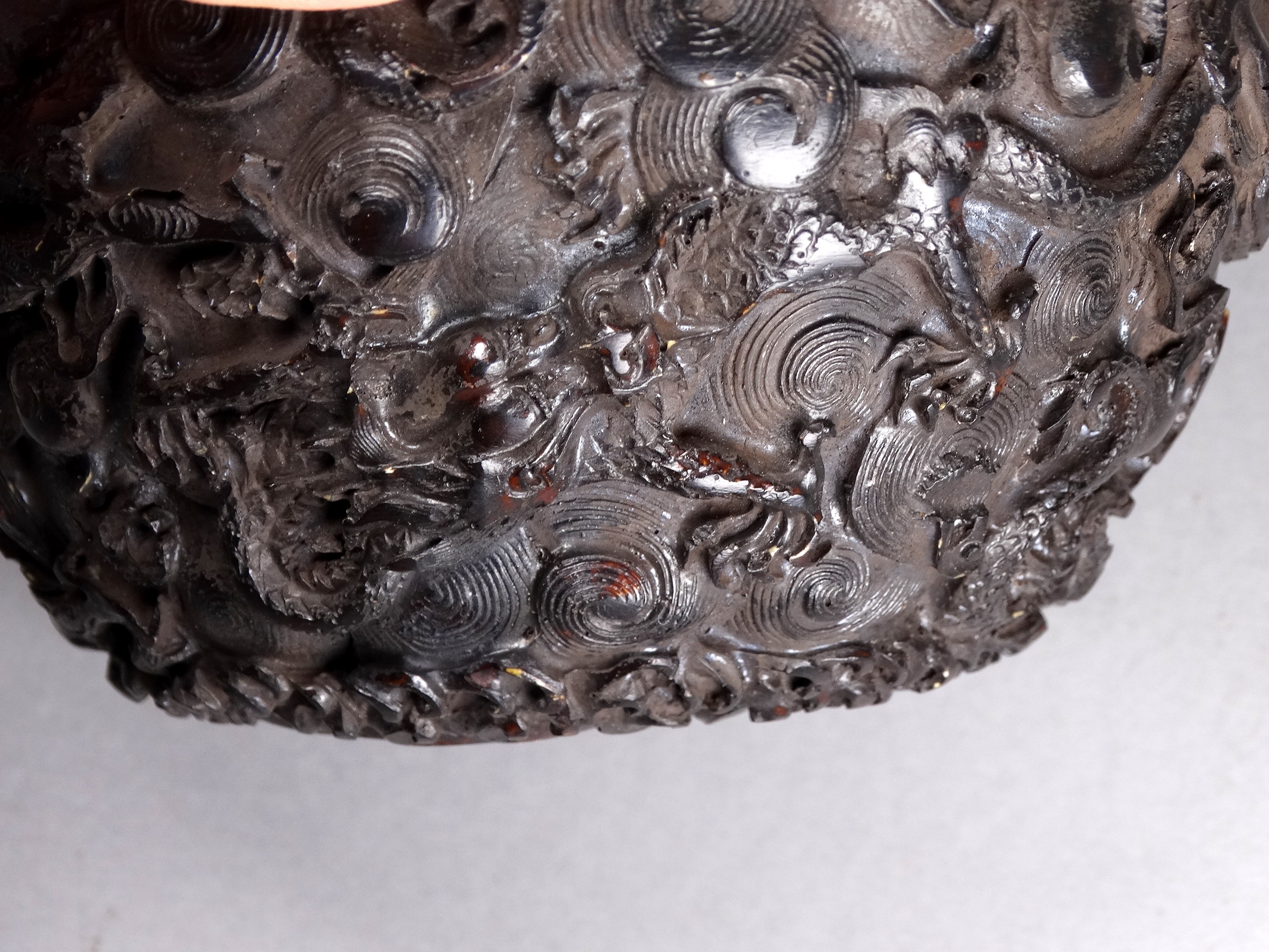 A Chinese bowl - the relief decoration showing dragons chasing a flaming pearl, diam. 15cm - Image 5 of 5