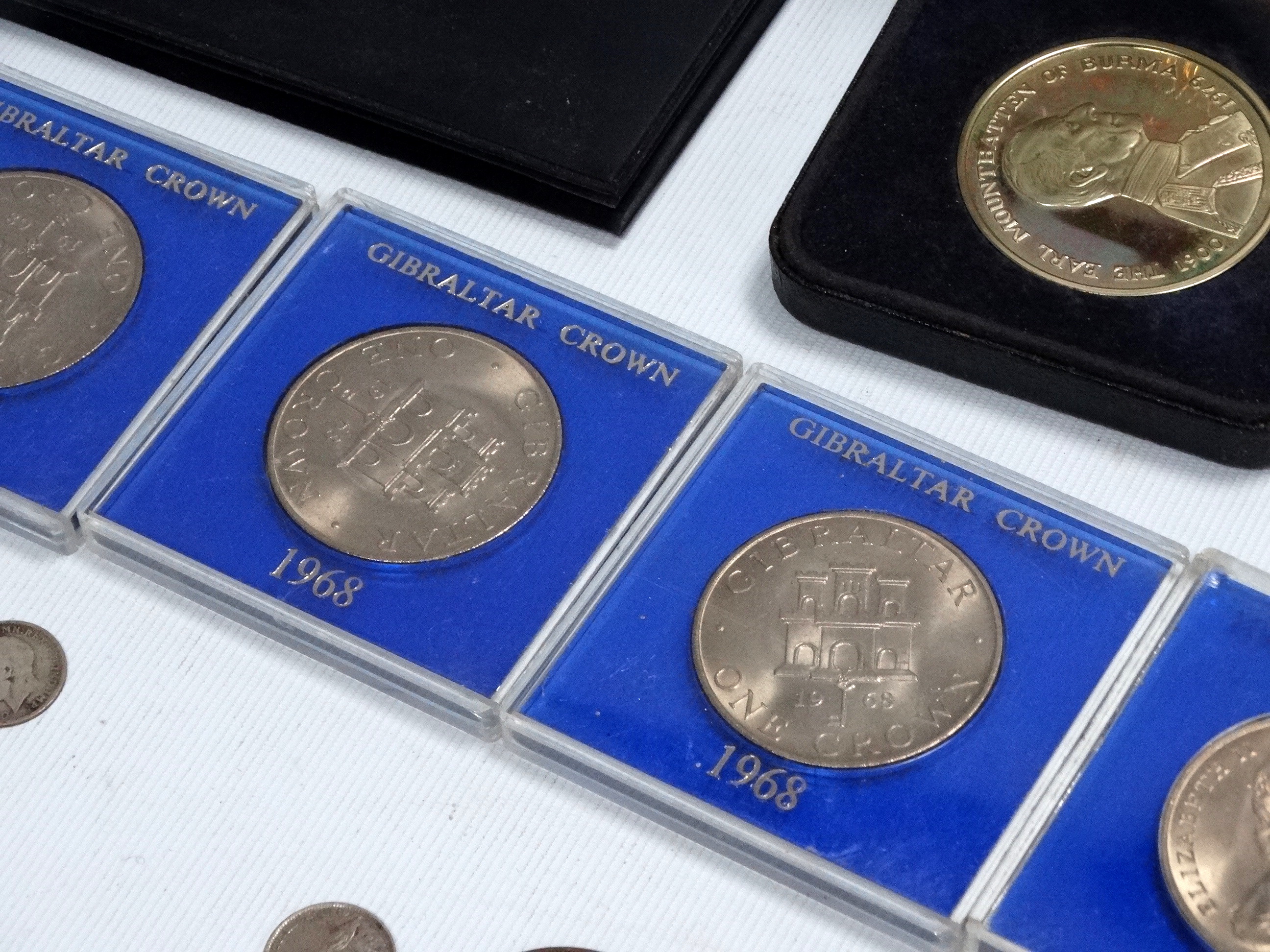 A quantity of Elizabeth II crowns - together with other commemorative coins and three Victorian 3d - Bild 2 aus 7