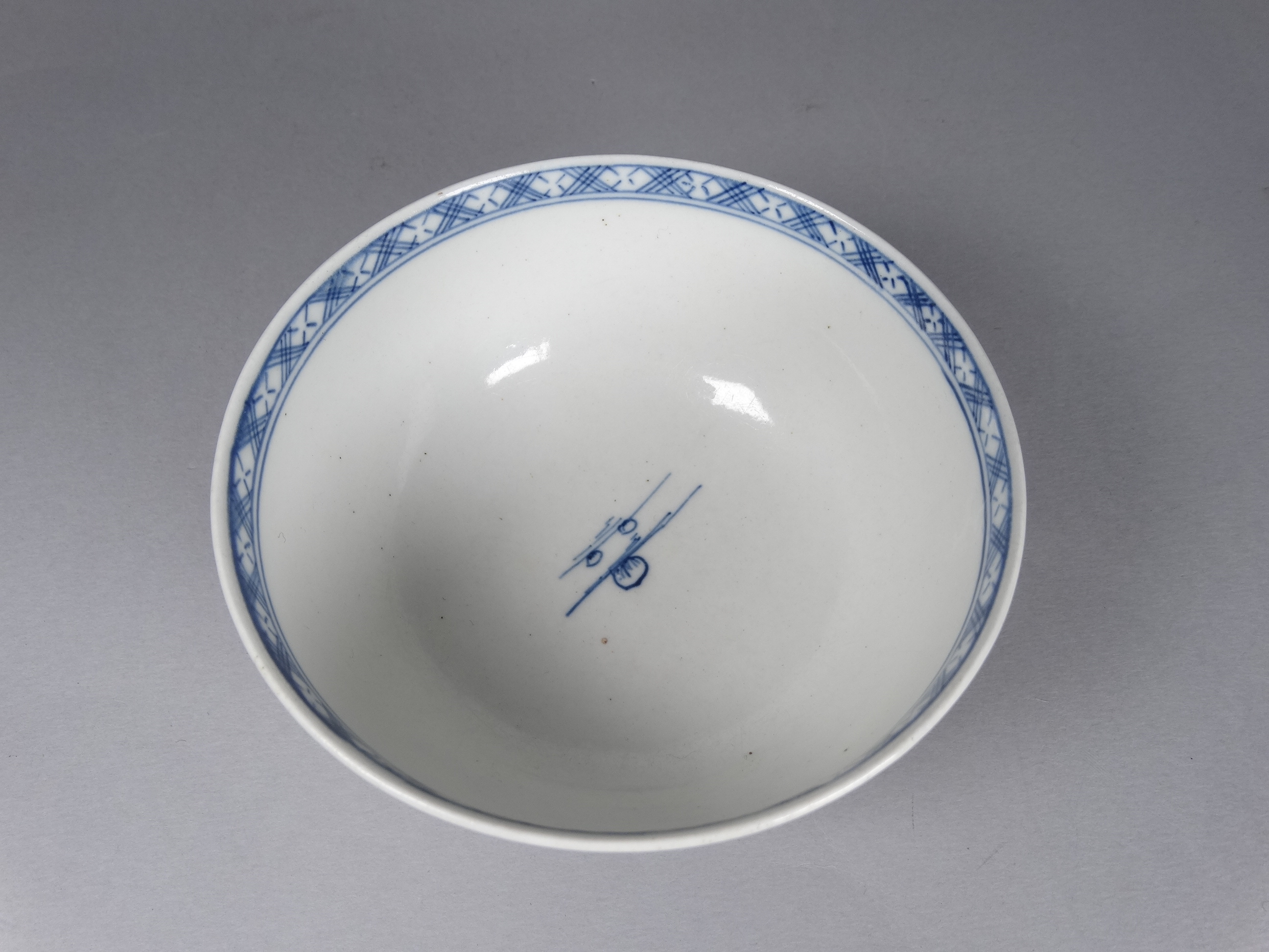 A mid 18th century Worcester bowl circa 1760 - blue and white oriental decoration, crescent mark - Image 3 of 4