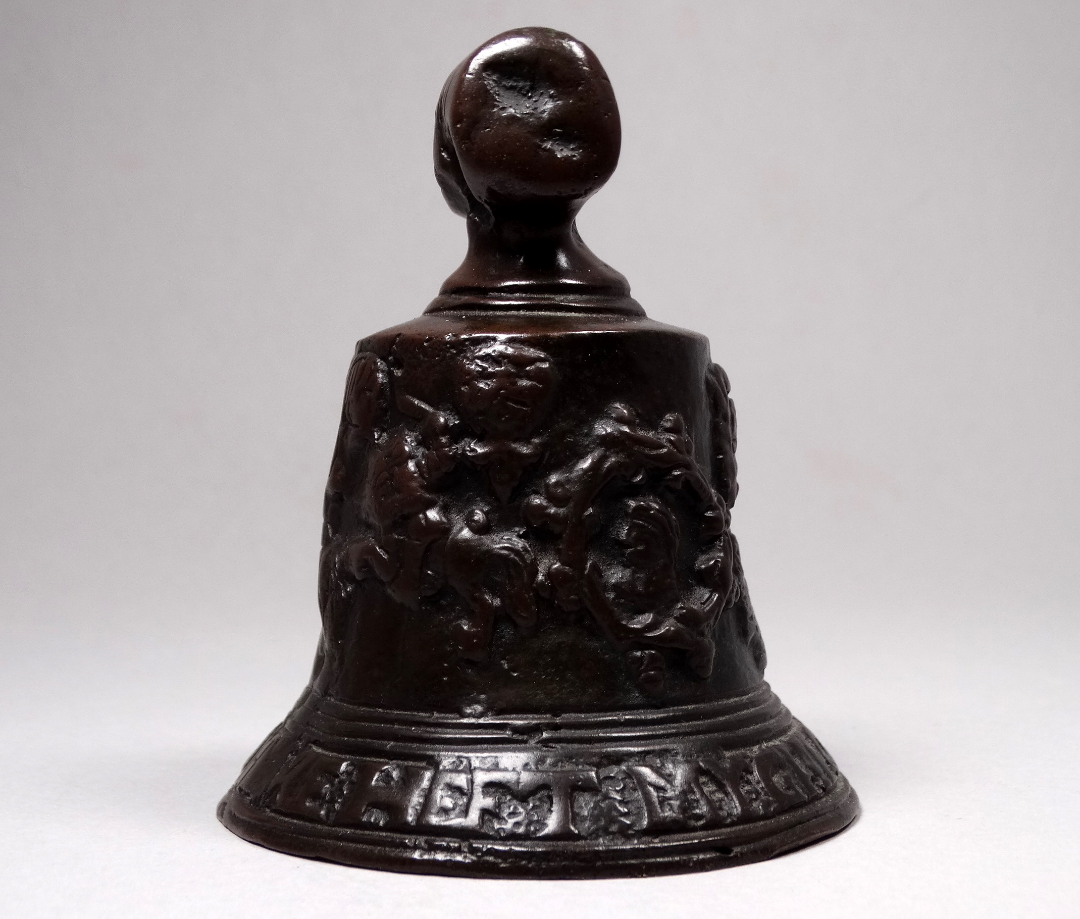 After the antique, a 19th century cast bronze bell - with grotesque mask, height 10cm. - Image 5 of 6