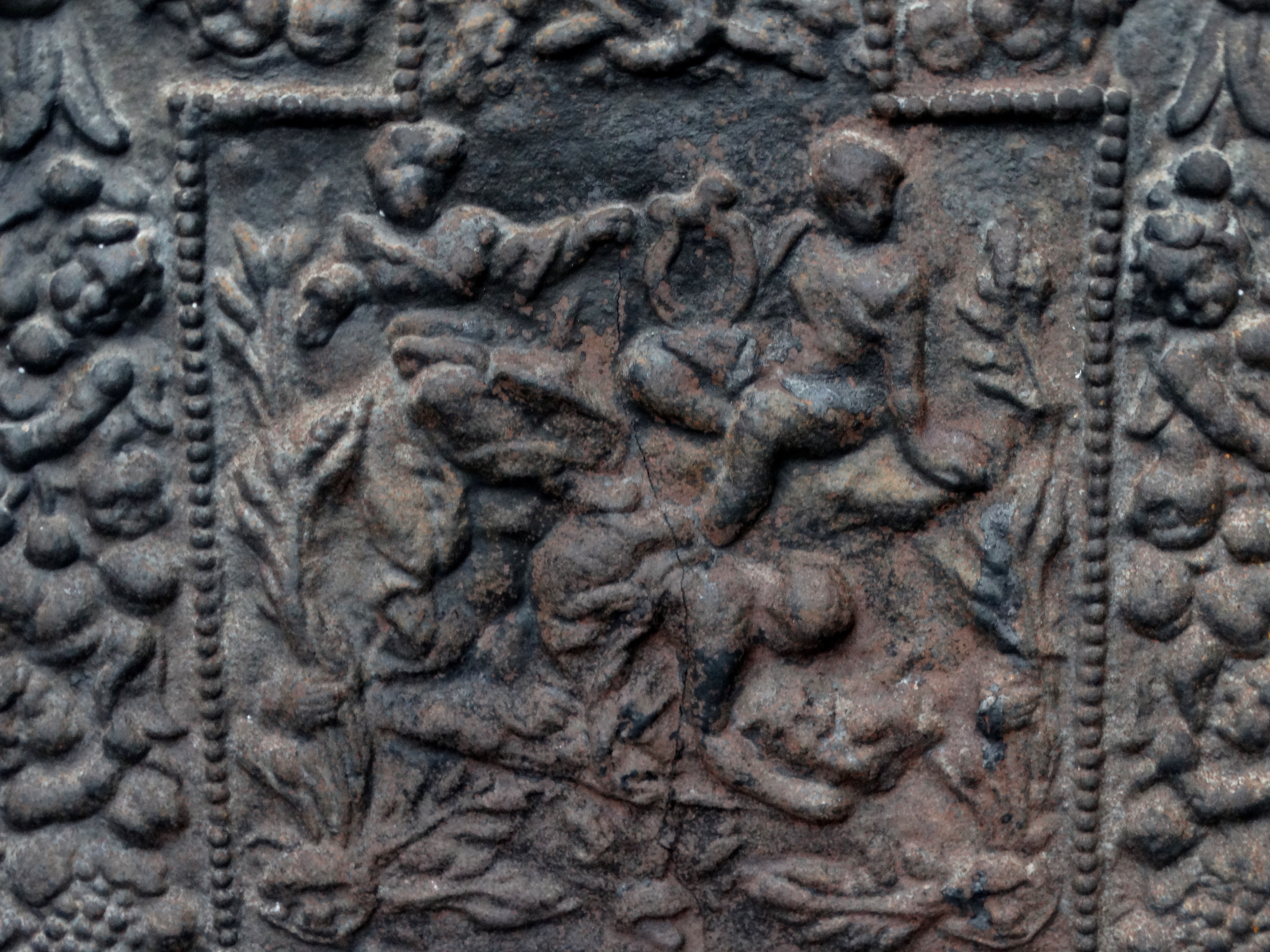 An 18th century cast iron fire back - decorated with cherubs within a broad foliate band, height - Image 3 of 5