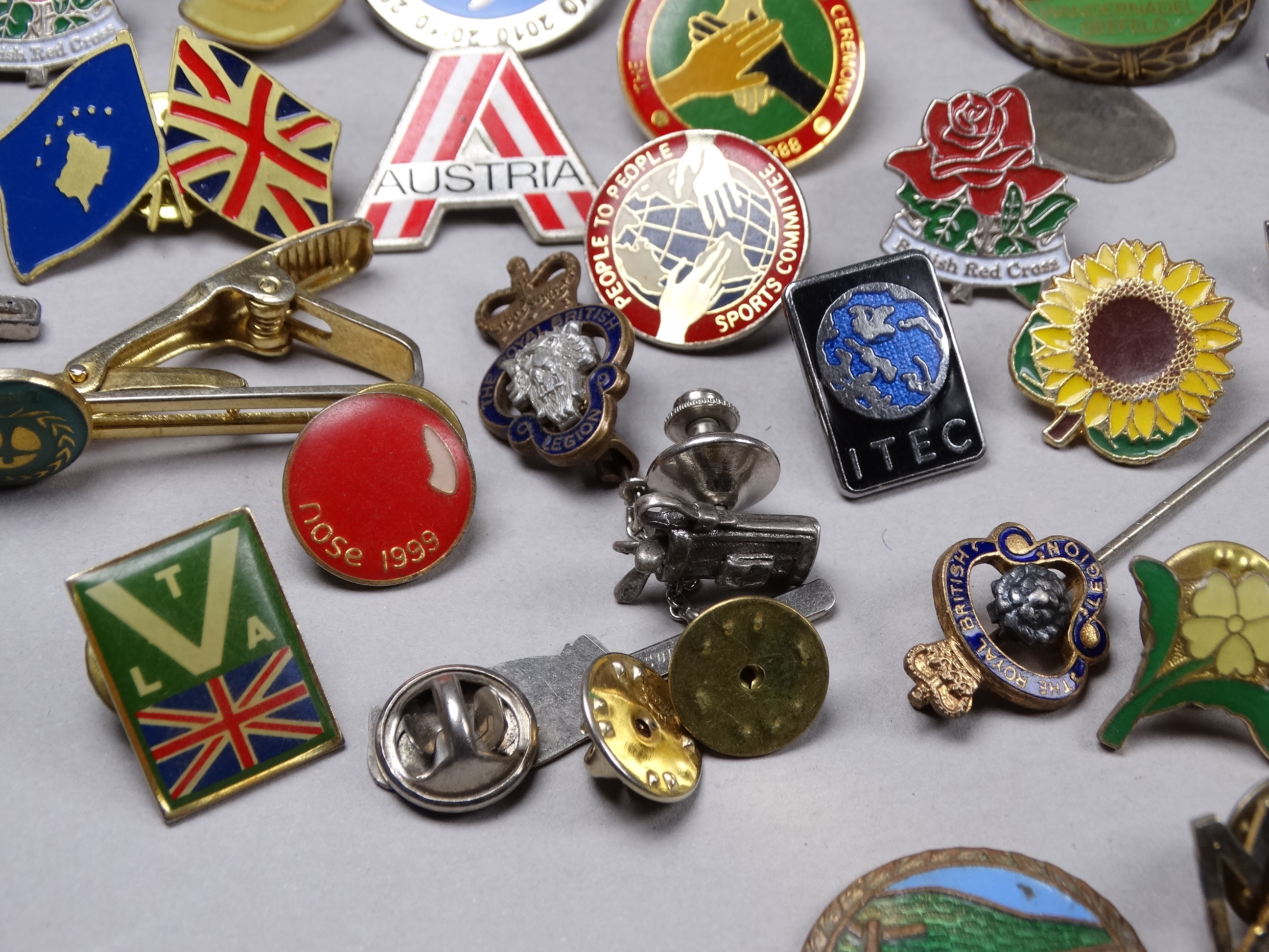 A quantity of badges and medals. - Image 8 of 8