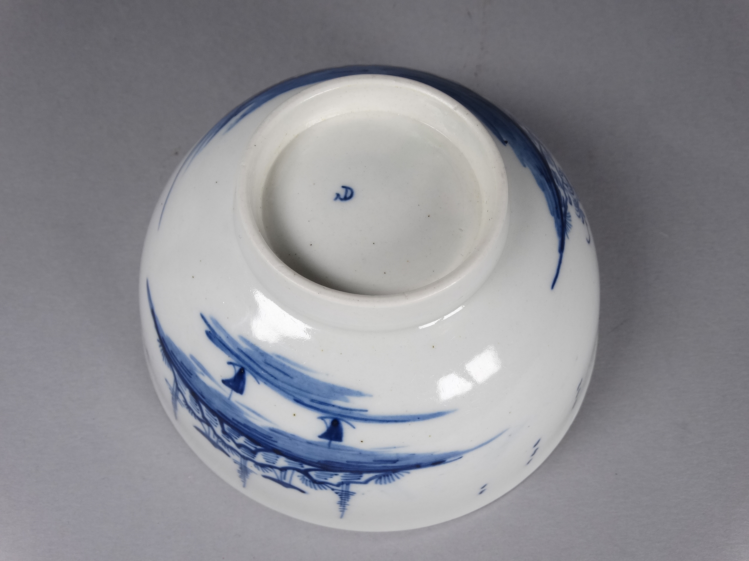 A mid 18th century Worcester bowl circa 1760 - blue and white oriental decoration, crescent mark - Image 4 of 4