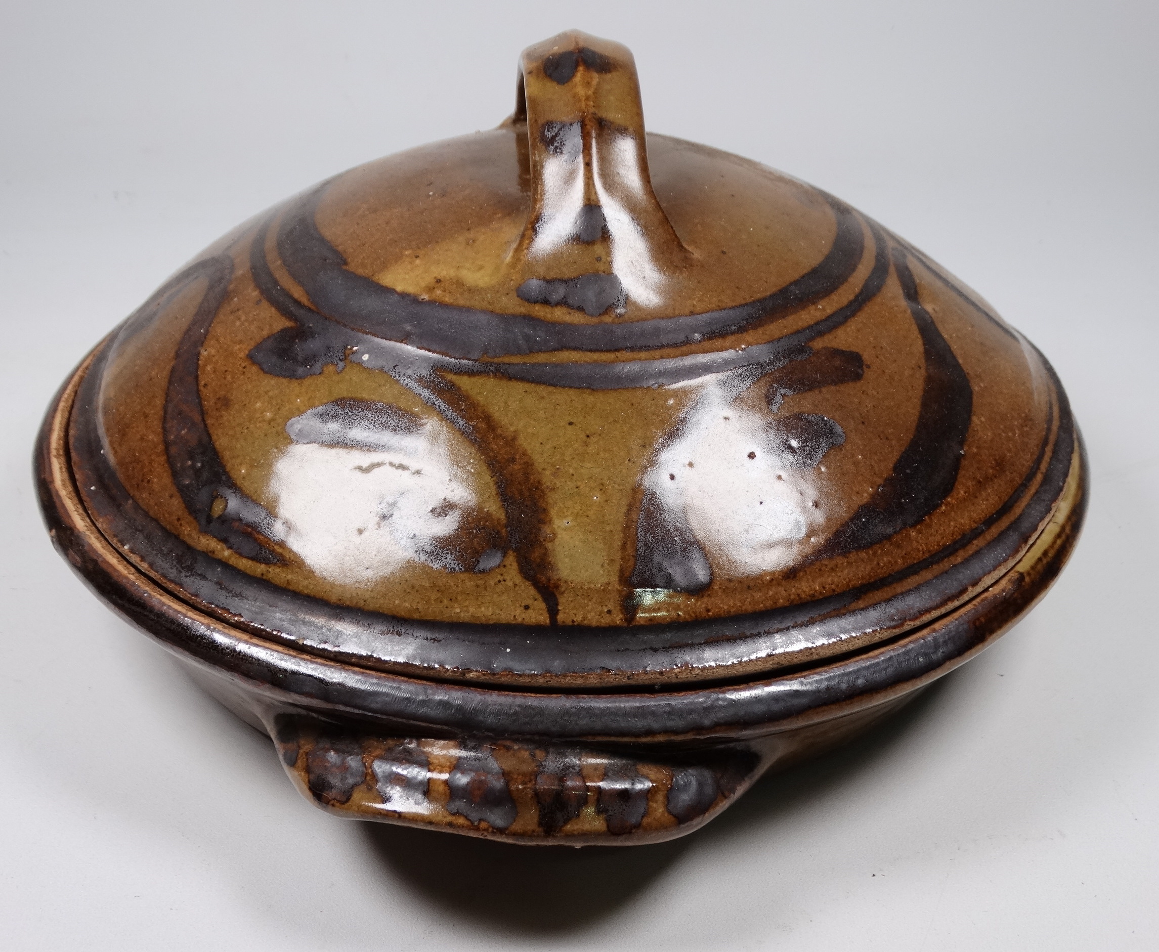 A Seth Cardew casserole dish and cover - impressed with Seth Cardew and Bridge Pottery marks, - Image 2 of 5
