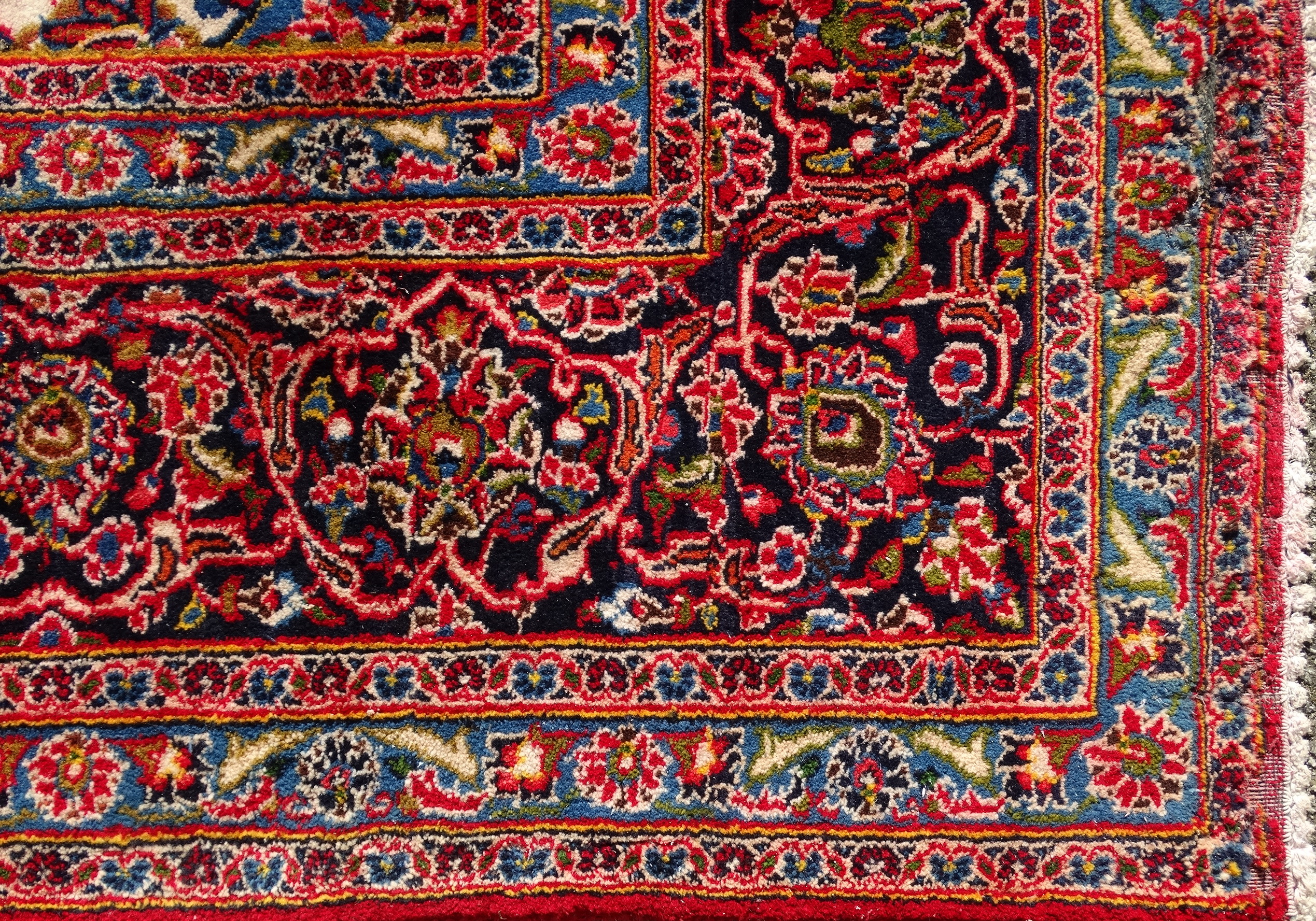 A Kashan rug - with seven borders and a central medallion, 393 x 290cm. - Image 3 of 7