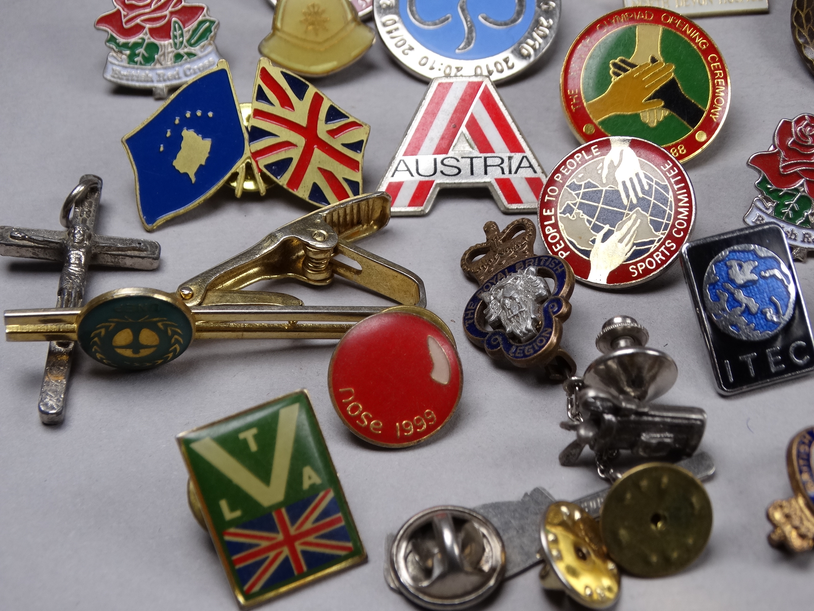 A quantity of badges and medals. - Image 5 of 8