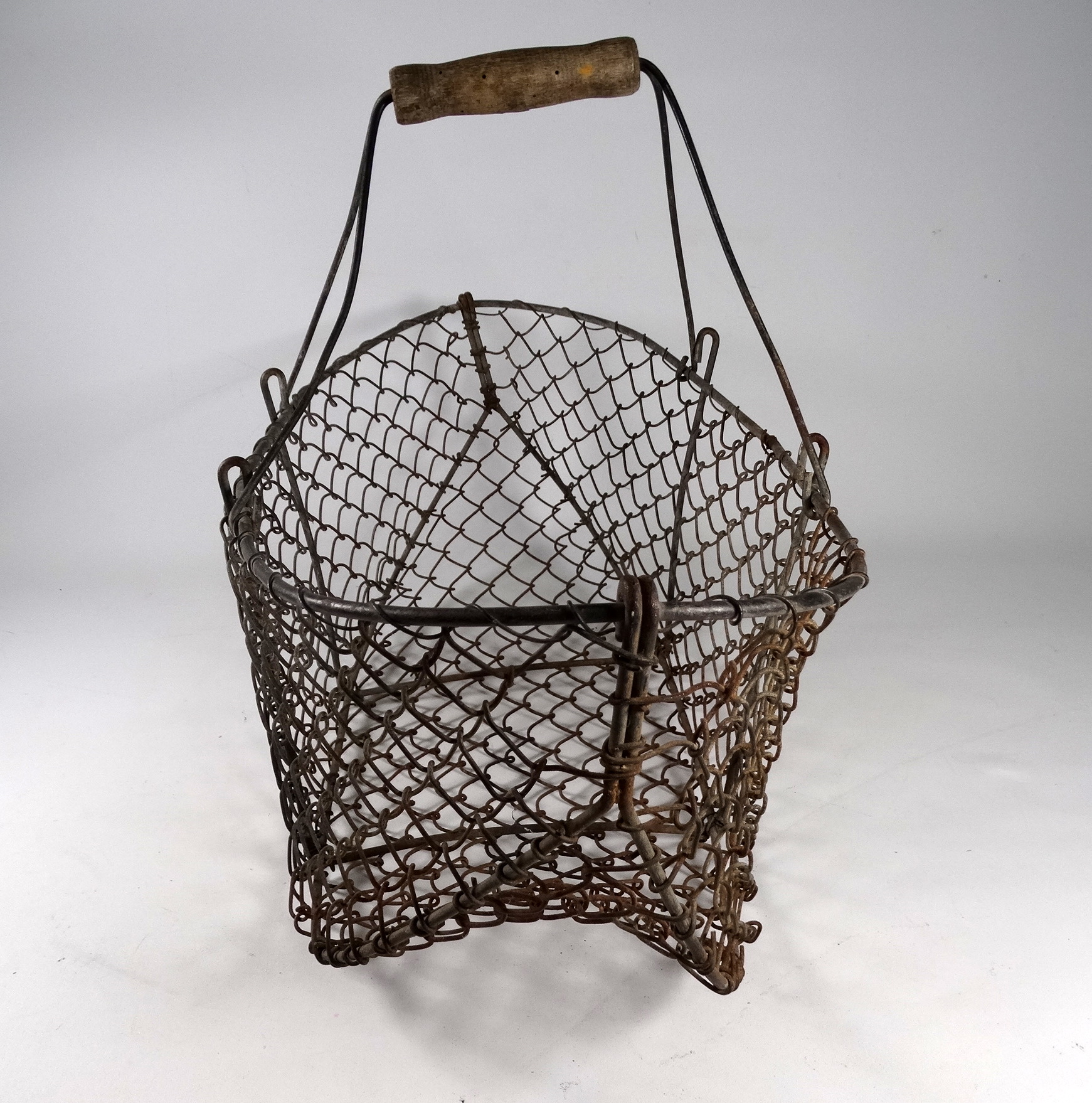 An early 20th century galvanised wire egg basket - of boat form with a turned wooden handle, width - Image 3 of 3