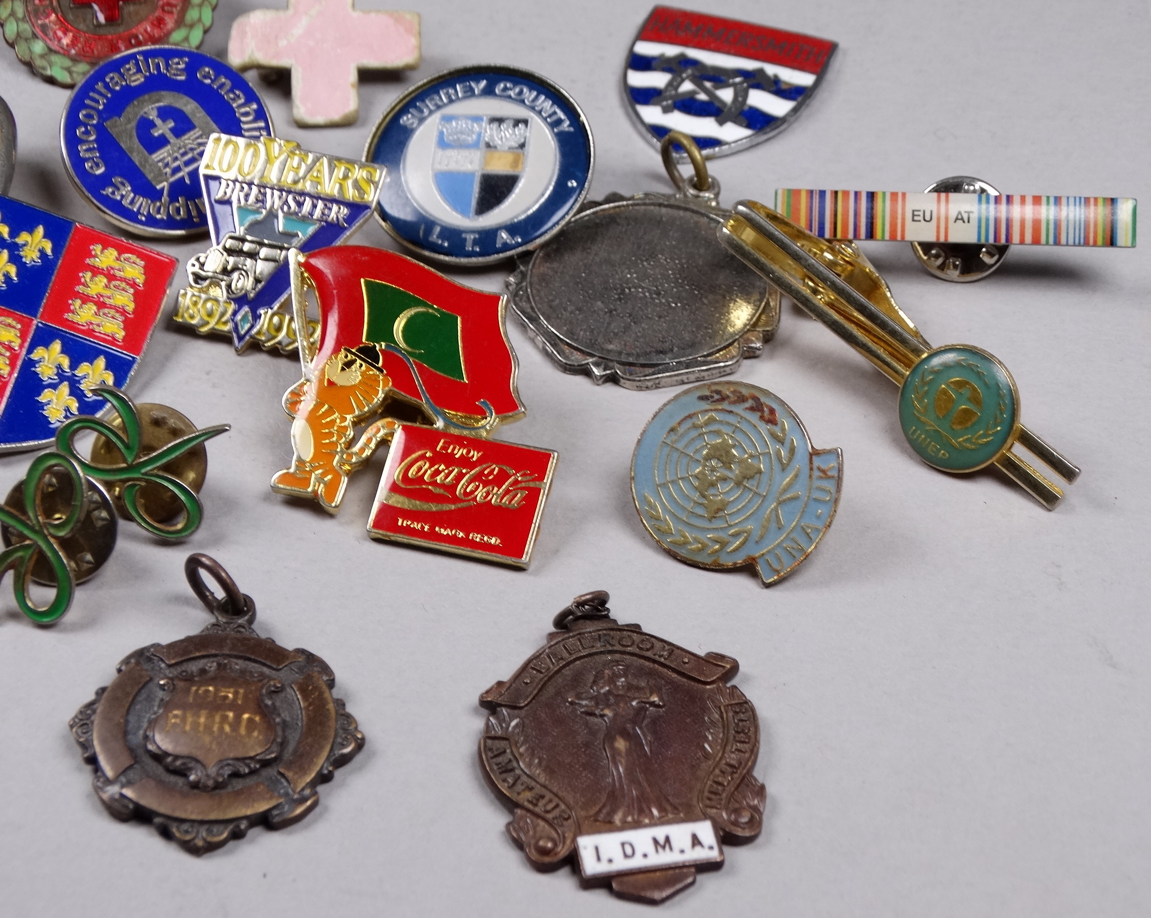 A quantity of badges and medals. - Image 2 of 8