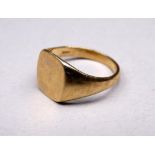A gentlemans 9ct yellow gold signet ring - with vacant plaque, size U, weight 5.9g.