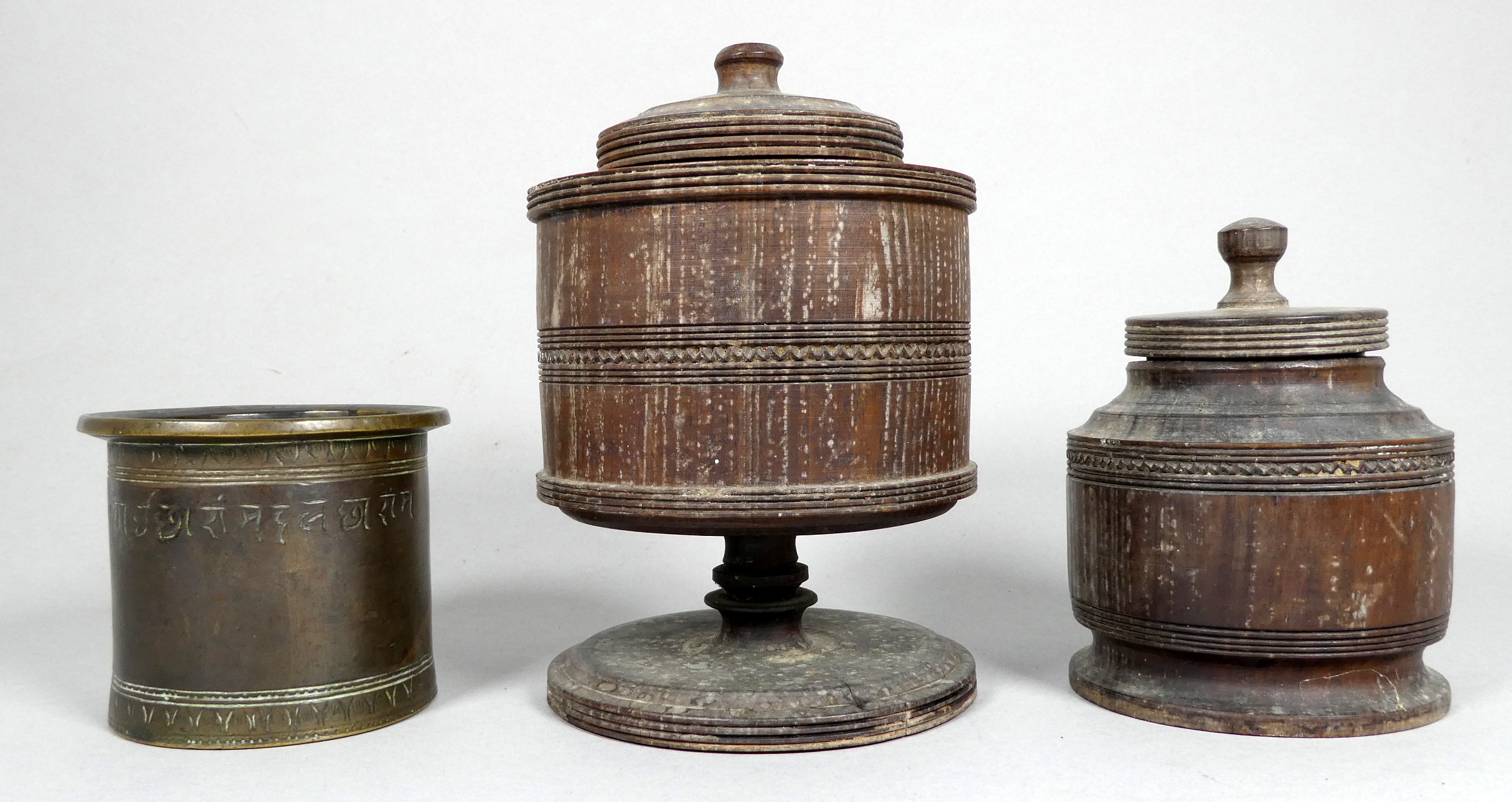 A 19th century bronze measure - engraved with palmettes, height 7cm, together with two treen jars