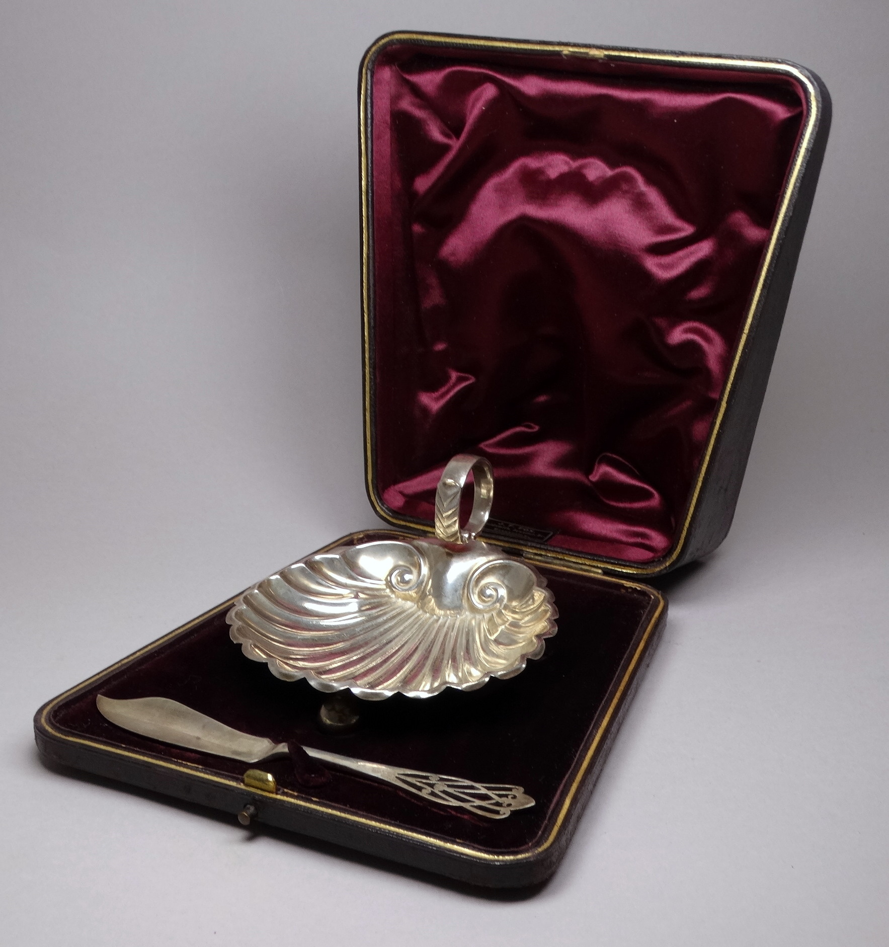 A silver butter dish - Chester 1897, Hilliard & Thomason, in the form of a scallop shell and