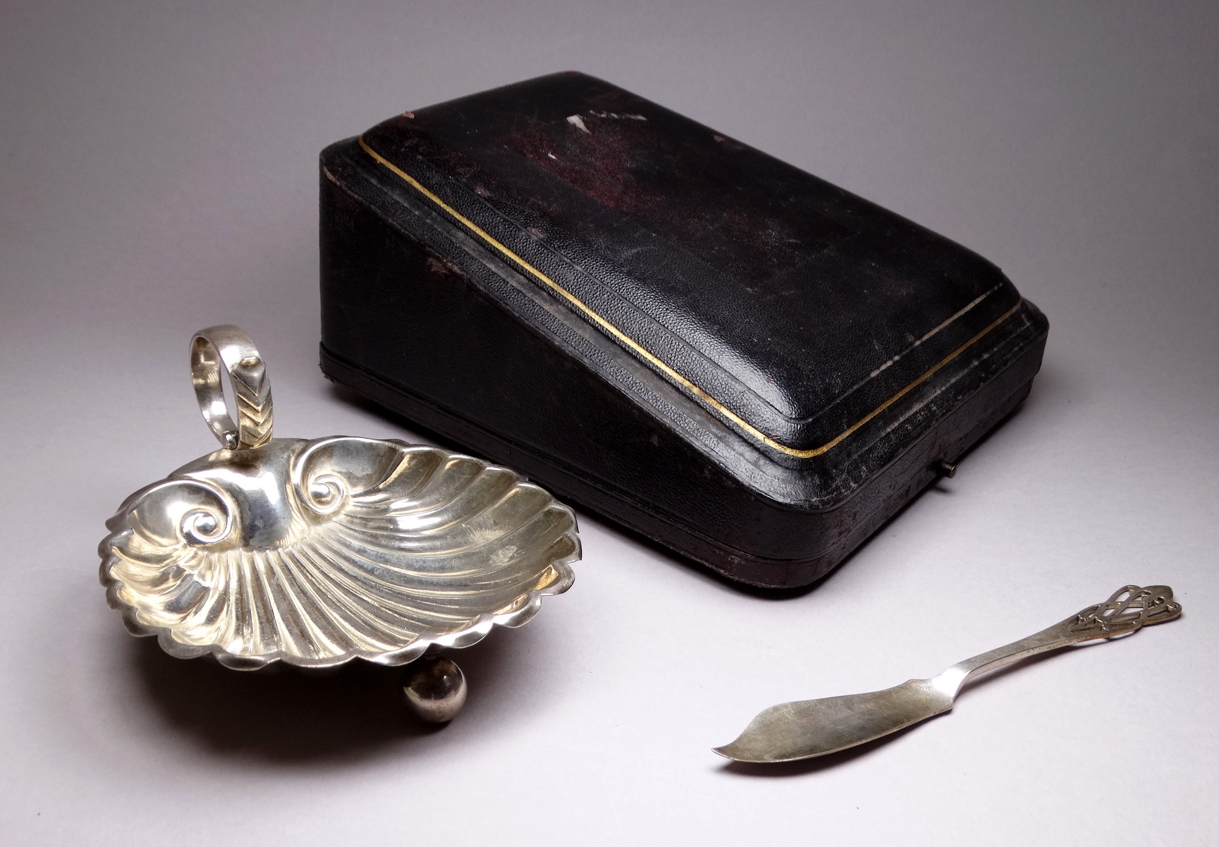 A silver butter dish - Chester 1897, Hilliard & Thomason, in the form of a scallop shell and - Image 4 of 9