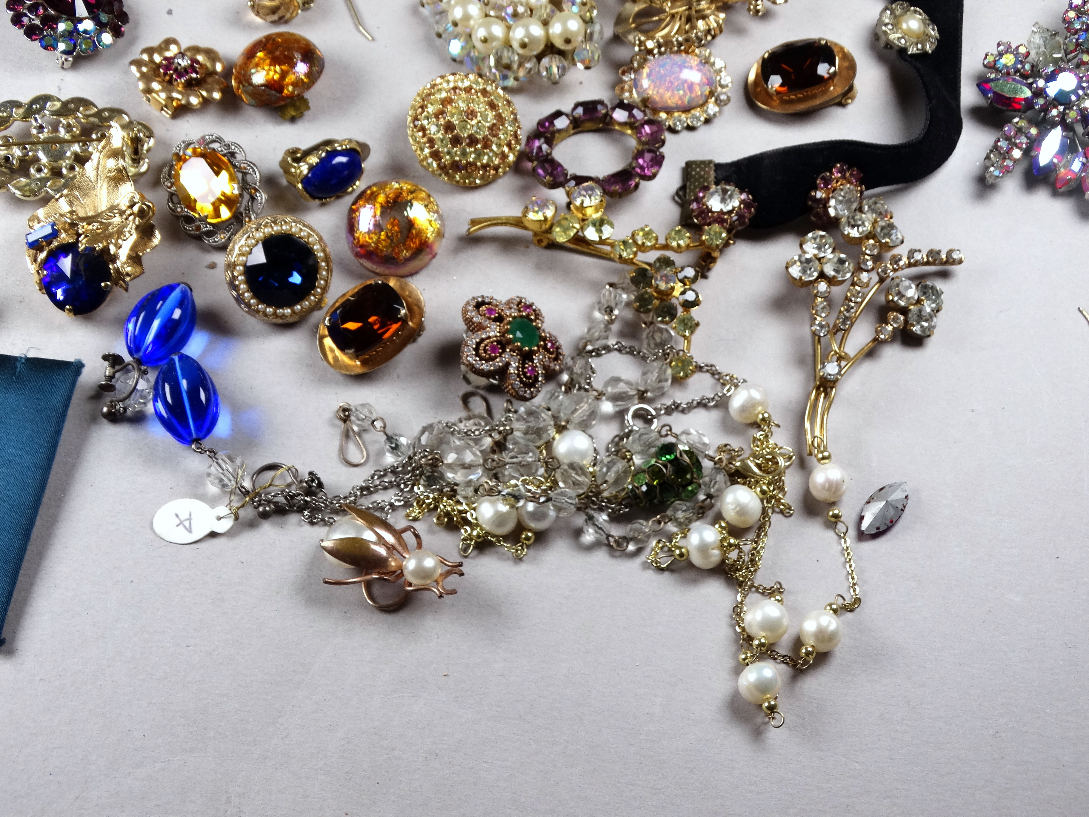 A quantity of costume jewellery - including a faux pearl collar. - Image 2 of 5