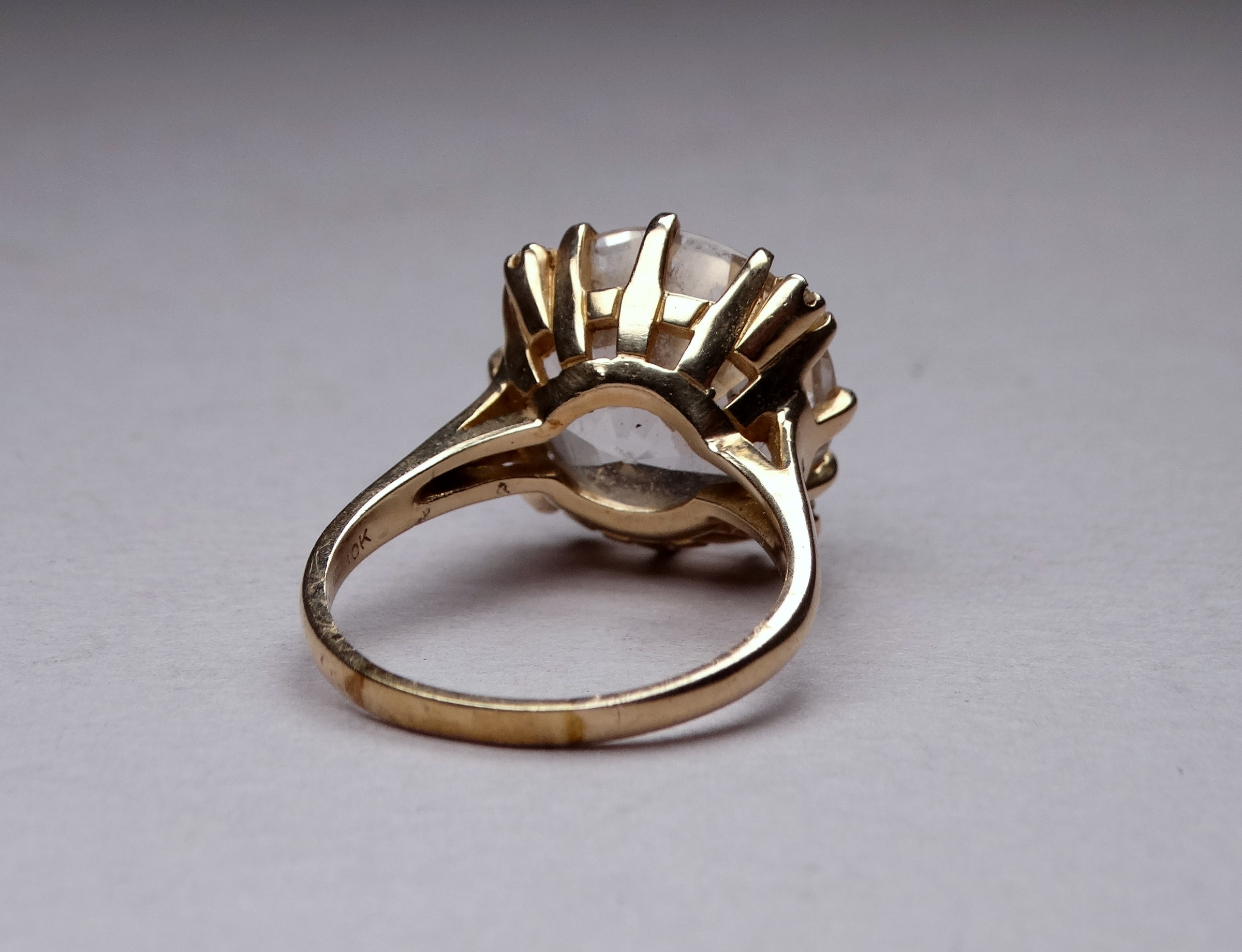 A 9ct yellow gold gem set ring - the large white stone possibly topaz, within a claw setting, ring - Image 6 of 6