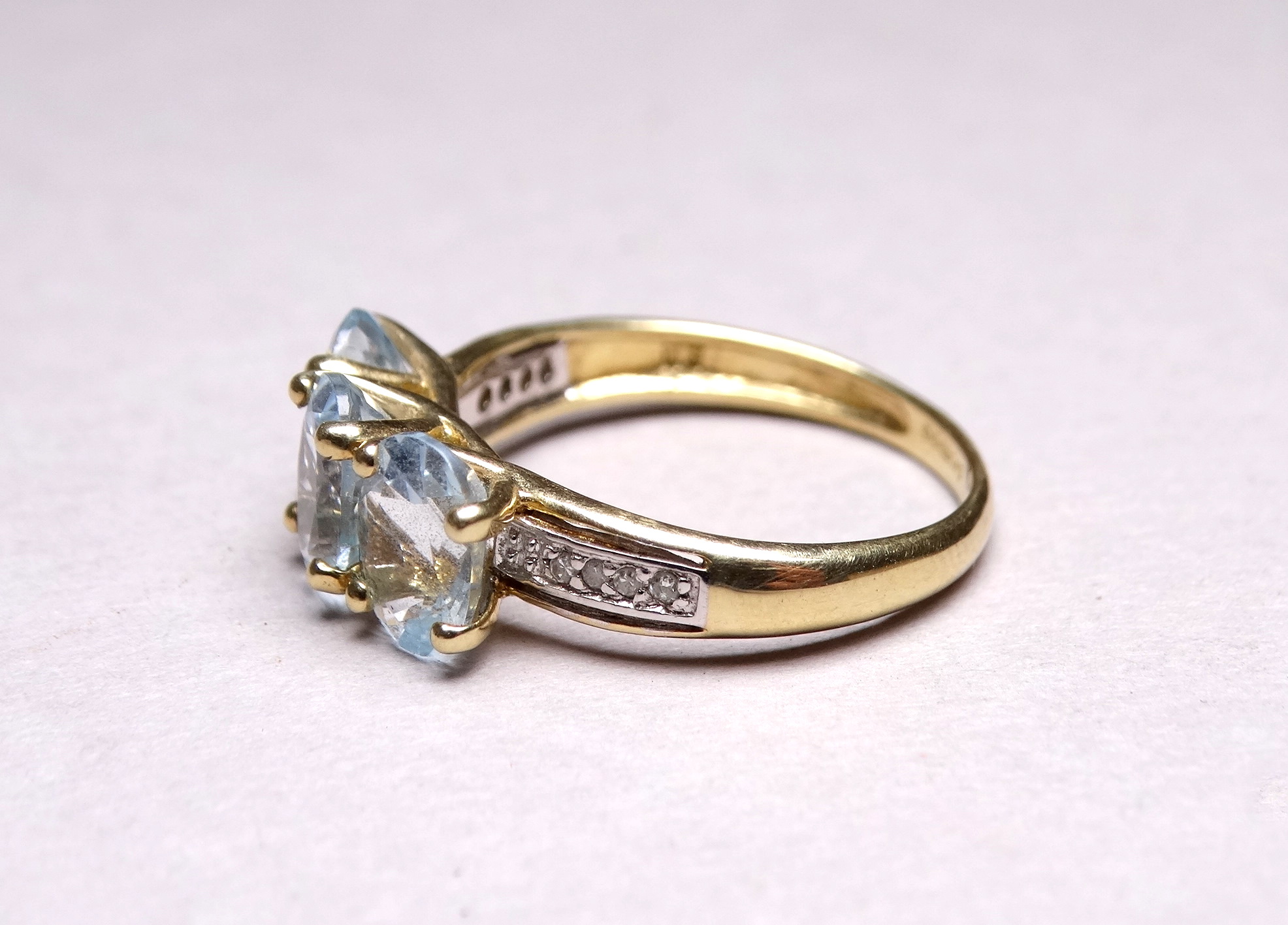 A three stone 9ct yellow gold dress ring - the aqua coloured stones claw set with diamond studded - Image 2 of 3